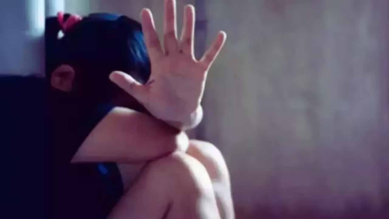 మైనర్ బాలికను ట్రక్లో ఎక్కించుకుని.. మూడు రోజులుగా పశువుల్లా ప్రవర్తించిన ఆరు మంది..!