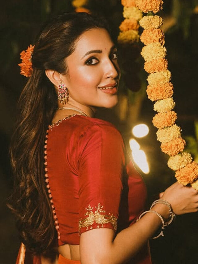 రాధికా అలా చూడకే.. చూపులతో మత్తెక్కిస్తున్న టిల్లూ  బ్యూటీ!