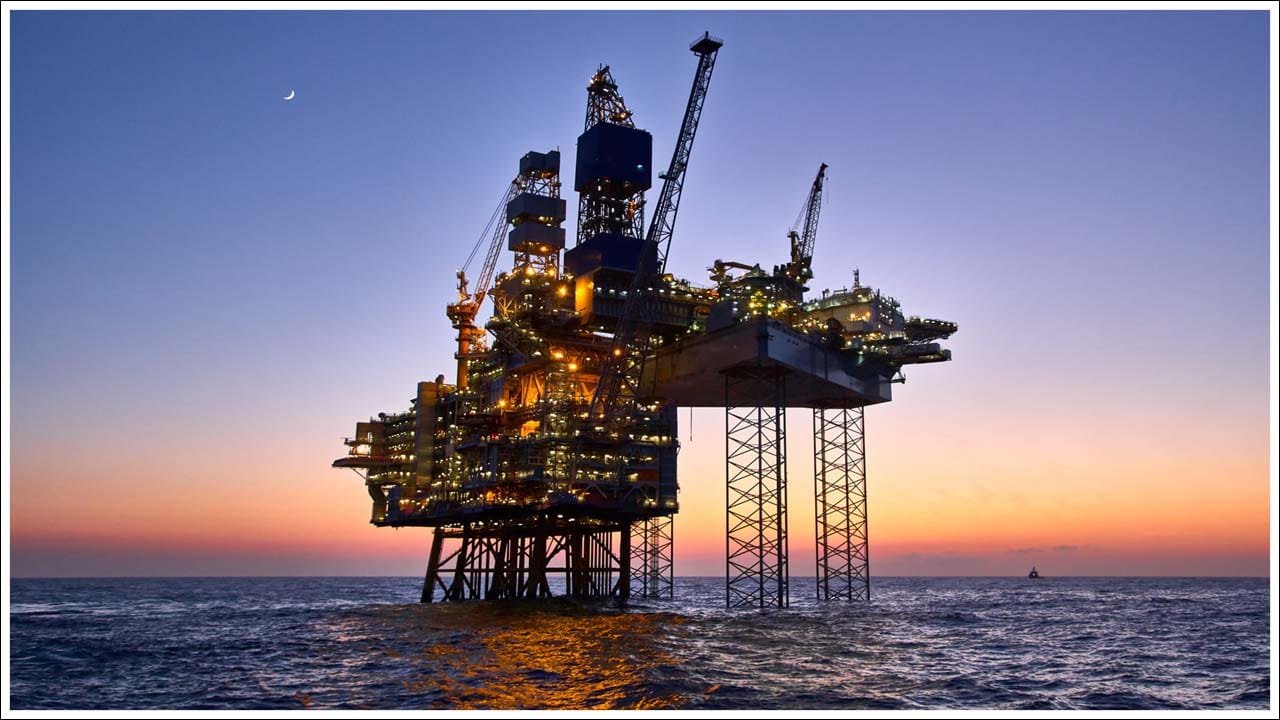  అంతర్జాతీయ మీడియా నివేదికల ప్రకారం, మధ్యప్రాచ్యంలోని ప్రధాన చమురు ఉత్పత్తి దేశాలు ఉత్పత్తిని తగ్గించడంతో పాటు హోర్ముజ్ జలసంధి ప్రాంతంలో పరిస్థితులు ఉద్రిక్తంగా ఉండటంతో చమురు సరఫరా దెబ్బతింది. దీనితో అమెరికా క్రూడ్ ఆయిల్ రకం వెస్ట్ టెక్సాస్ ఇంటర్మీడియట్ (WTI) ధరలు సుమారు 20.75 శాతం పెరిగి బ్యారెల్‌కు $109.75కు చేరుకున్నాయి. అలాగే అంతర్జాతీయ ప్రమాణంగా భావించే బ్రెంట్‌ క్రూడ్‌ ధర కూడా 18 శాతం పైగా పెరిగి బ్యారెల్‌కు దాదాపు $109.48కు చేరుకుంది. ఇది 1980ల ప్రారంభం తర్వాత చమురు ఫ్యూచర్స్ ట్రేడింగ్‌లో నమోదైన అతిపెద్ద వారపు పెరుగుదలల్లో ఒకటిగా భావిస్తున్నారు.