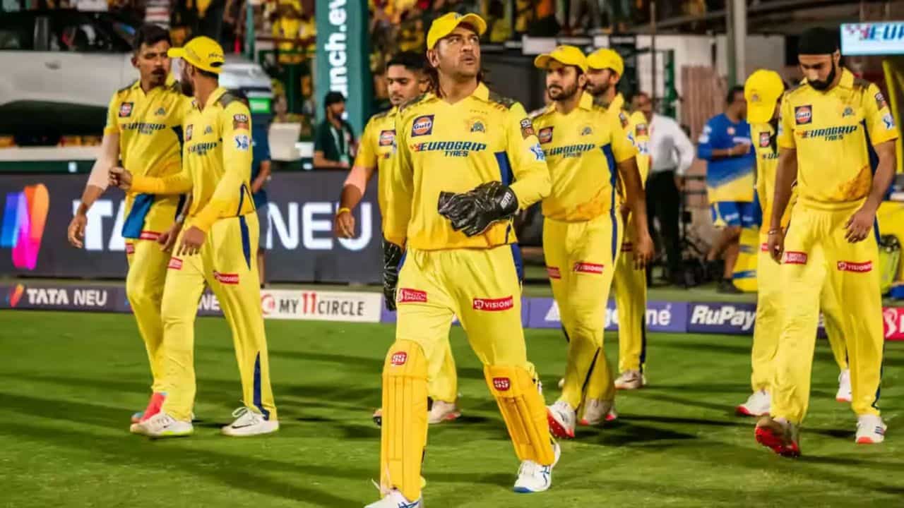 ఇక మిడిలార్డర్ గురించి మాట్లాడితే డెవాల్డ్ బ్రెవిస్, శివమ్ దూబే, వెటరన్ ఆటగాడు మహేంద్ర సింగ్ ధోనీలతో బలోపేతం చేశారు. ఆసక్తికరంగా, రూ. 14.20 కోట్లు పలికిన మరో 20 ఏళ్ల యువ ఆల్ రౌండర్ ప్రశాంత్ వీర్కు శ్రీకాంత్ తన జట్టులో చోటు ఇచ్చారు. బౌలింగ్ విభాగంలో మ్యాట్ హెన్రీ, ఖలీల్ అహ్మద్ వేగపు బాధ్యతలు చేపట్టగా, గత సీజన్లో 24 వికెట్లతో మెరిసిన అఫ్గాన్ స్పిన్నర్ నూర్ అహ్మద్ ప్రధాన స్పిన్నర్గా ఎంపికయ్యాడు.