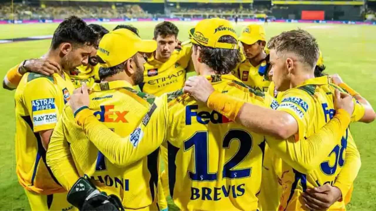 శ్రీకాంత్ తన జట్టులో ఓపెనర్లుగా టీ20 ప్రపంచకప్ విజేత సంజూ శాంసన్ను, అండర్-19 ప్రపంచకప్ గెలిచిన కెప్టెన్ ఆయుష్ మమ్హాత్రేను ఎంచుకున్నారు. మూడో స్థానంలో ప్రస్తుత కెప్టెన్ రుతురాజ్ గైక్వాడ్ను ఉంచారు. అయితే నాలుగో స్థానంలో సర్ఫరాజ్ ఖాన్ వంటి అనుభవజ్ఞులను కాదని, విధ్వంసకర బ్యాటర్ ఊర్విల్ పటేల్కు అవకాశం ఇవ్వడం గమనార్హం. ఈ ఎంపిక జట్టులో వేగాన్ని పెంచుతుందని ఆయన అభిప్రాయపడ్డారు.