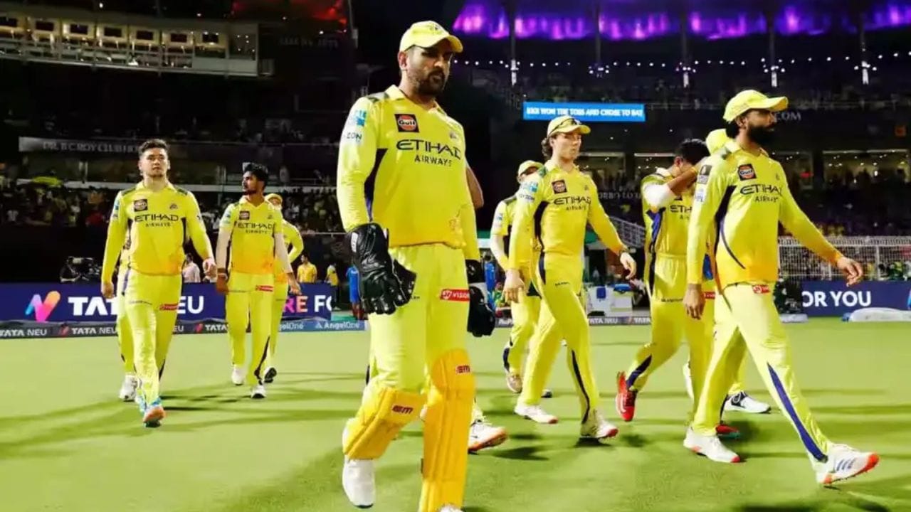 CSK Playing XI: చెన్నై సూపర్ కింగ్స్ (CSK) అంటేనే వ్యూహాలకు మారుపేరు. అయితే, భారత మాజీ ఓపెనర్ శ్రీకాంత్ తాను కోరుకున్న అత్యుత్తమ పదకొండు మంది ఆటగాళ్ల జాబితాలో ఒక షాకింగ్ నిర్ణయం తీసుకున్నారు. ఐపీఎల్ 2026 వేలంలో ఏకంగా రూ. 14.20 కోట్ల భారీ ధరకు అమ్ముడైన కార్తీక్ శర్మకు ఆయన తన జట్టులో చోటు కల్పించలేదు. ఇంత భారీ పెట్టుబడి పెట్టిన ఆటగాడిని రిజర్వ్ బెంచ్‌కే పరిమితం చేయడం అందరినీ ఆశ్చర్యపరిచింది.