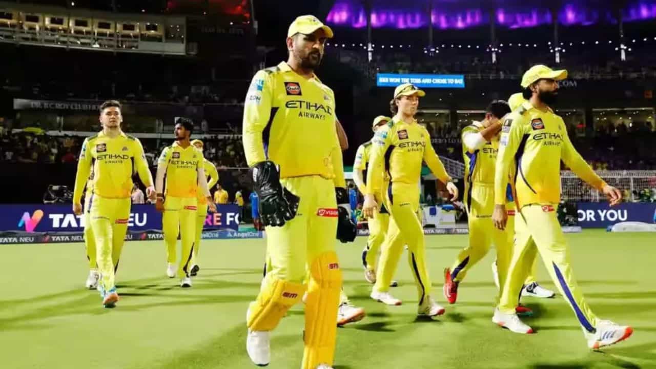 CSK Playing XI: చెన్నై సూపర్ కింగ్స్ (CSK) అంటేనే వ్యూహాలకు మారుపేరు. అయితే, భారత మాజీ ఓపెనర్ శ్రీకాంత్ తాను కోరుకున్న అత్యుత్తమ పదకొండు మంది ఆటగాళ్ల జాబితాలో ఒక షాకింగ్ నిర్ణయం తీసుకున్నారు. ఐపీఎల్ 2026 వేలంలో ఏకంగా రూ. 14.20 కోట్ల భారీ ధరకు అమ్ముడైన కార్తీక్ శర్మకు ఆయన తన జట్టులో చోటు కల్పించలేదు. ఇంత భారీ పెట్టుబడి పెట్టిన ఆటగాడిని రిజర్వ్ బెంచ్కే పరిమితం చేయడం అందరినీ ఆశ్చర్యపరిచింది.