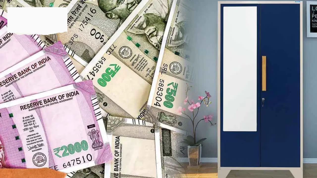 వాస్తు ప్రకారం, తూర్పు దిక్కున సూర్యునికి ఎదురుగా నిలబడినప్పుడు, మన కుడి చేతి వైపు దక్షిణం, ఎడమ చేతి వైపు ఉత్తరం, వెనుక భాగం పడమర అవుతుంది. దక్షిణానికి, పడమరకి మధ్యలో ఉండే దిక్కును నైరుతి అంటారు. నైరుతికి అధిపతి నిరృతి అనే రాక్షసుడని శాస్త్రాలు చెబుతాయి. ఈ దిక్కును తేలికగా వదిలేస్తే, నిరృతి మేల్కొని ఇంట్లో ఆహార కొరత, గొడవలు, డబ్బు నిలబడకపోవడం వంటి సమస్యలను సృష్టిస్తాడని నమ్ముతారు. 