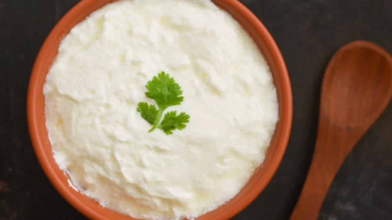 పుల్లటి పెరుగును వేసవి కాలంలో తీసుకోకపోవడమే మంచిది. ఎందుకంటే, తిన్న దగ్గర నుంచి గ్యాస్ అసిడిటీ సమస్యలు ఇంకా ఎక్కువయ్యే అవకాశం ఉంది.