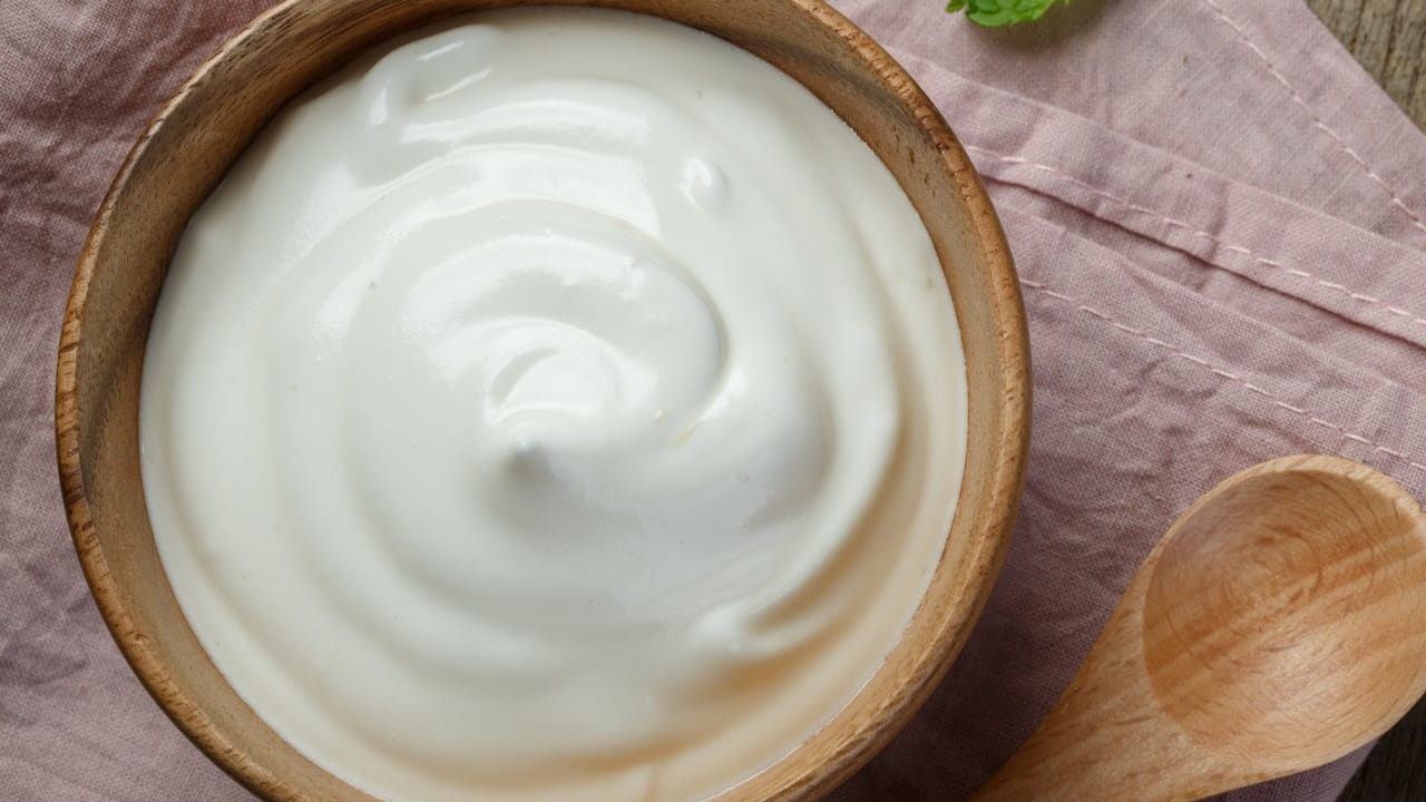 ఫ్రిజ్లో పెట్టిన పెరుగును కాకుండా 15 నిముషాల తర్వాత అన్నంలో వేసుకుని తింటే కూలింగ్ తగ్గిపోతుంది. దీని వలన అనారోగ్య సమస్యలు కూడా రాకుండా ఉంటాయి.