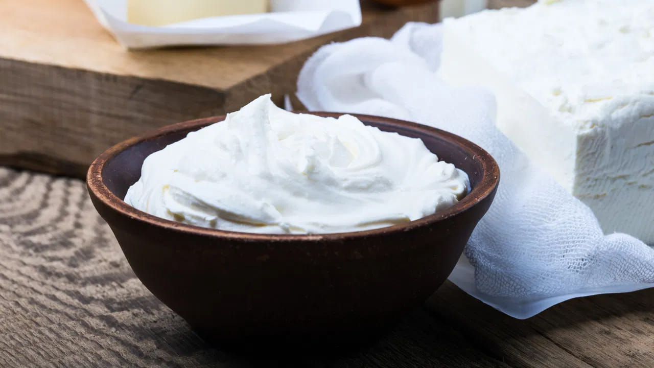  అదేవిధంగా పెరుగు ఎక్కువగా ఉంటే అది త్వరగా పులిసిపోతుంది. అందువల్ల వేసవిలో పెరుగు తయారుచేసేటప్పుడు ముందుగా తయారుచేసి పెట్టుకున్న పెరుగును మాత్రమే వాడాలి. ఒక లీటరు పాలకు ఒక టీస్పూన్ పెరుగు మాత్రమే సరిపోతుంది.