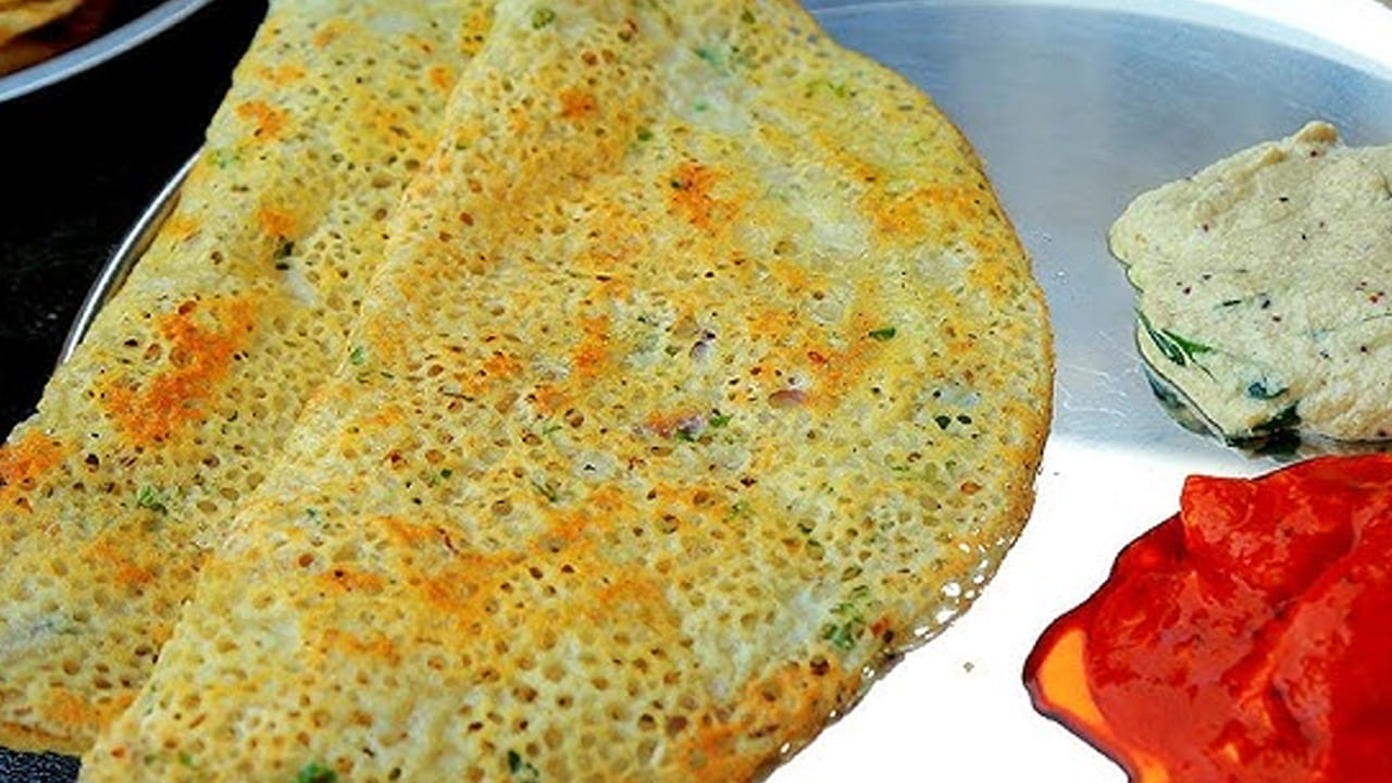 మనం మినప పిండితో వేసిన దోసలు మాత్రమే చూశాము. కానీ, వాటి కన్నా కూరగాయలతో వేసిన దోసలు నోటికి మంచి రుచిని ఇస్తాయి కరివేపాకు దోస గురించి ప్రత్యేకించి చెప్పాల్సిన అవసరం లేదు. ఇది కొన్ని చోట్ల చాలా ఫేమస్. ఇది ఆరోగ్యకరమైన రుచికరమైన బ్రేక్ ఫాస్ట్. 