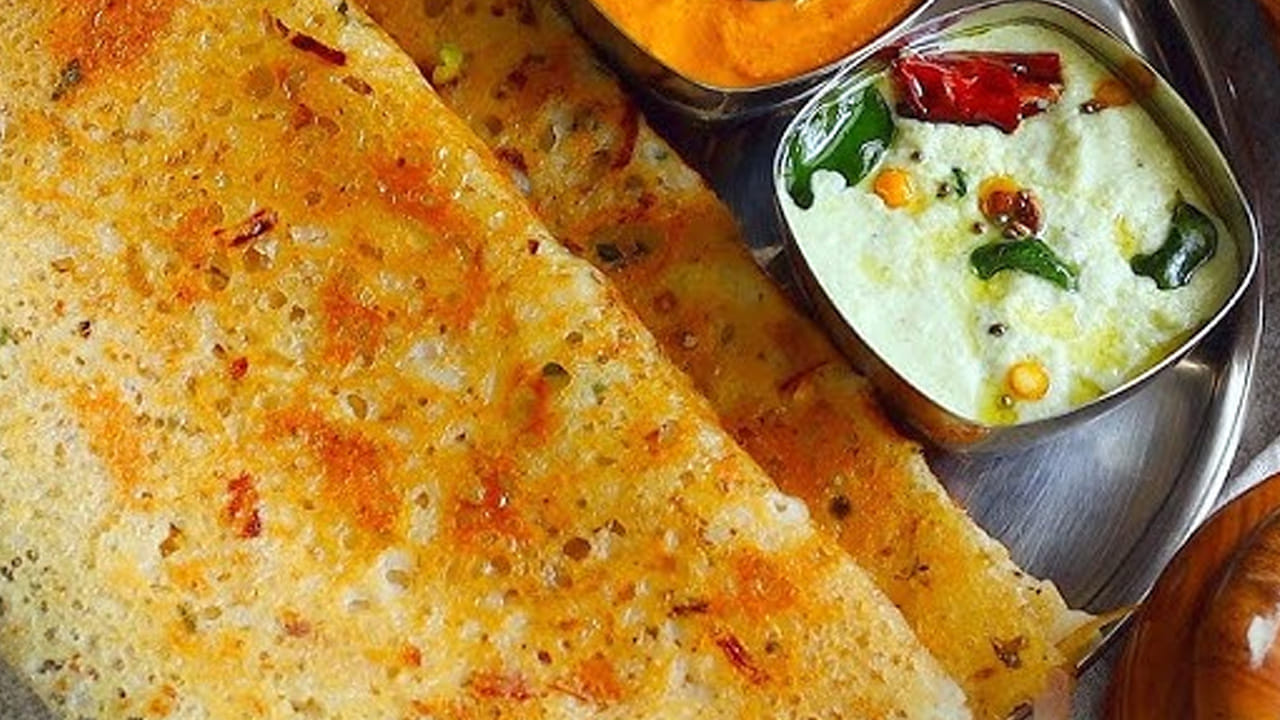 ముందుగా దోస పిండి తయారు చేసుకోవాలి : ఒక కప్పు బియ్యం, అర కప్పు మినపప్పు, ఒక టేబుల్ టీస్పూన్ మెంతులు కూడా వేసి ఒక 5 గంటల పాటు బాగా నానబెట్టుకోవాలి. ఇలా నానాబెట్టుకుంటే దోస కర కర లాడుతుంది. ఇంకా దీనిలో అన్నం కలిపినా కూడా టేస్ట్ బావుంటుంది.