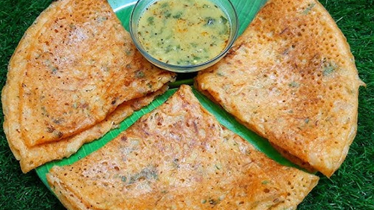 ఈ నానిన పప్పును తీసుకుని రెండు కప్పుల కరివేపాకులు 5 ఎండుమిర్చి, ఒక టేబుల్ స్పూన్ అల్లం పేస్ట్, రుచికి సరిపడా ఉప్పు వేసి దానిని మెత్తగా రుబ్బుకోవాలి. మీకు ఇంకా జోరుగా కావాలనుకుంటే నీళ్ళు పోసి పిండిని కలుపుకోవాలి. ఈ పిండి మిశ్రమంలో కరివేపాకులు వేస్తే టేస్ట్ అదిరిపోతోంది.