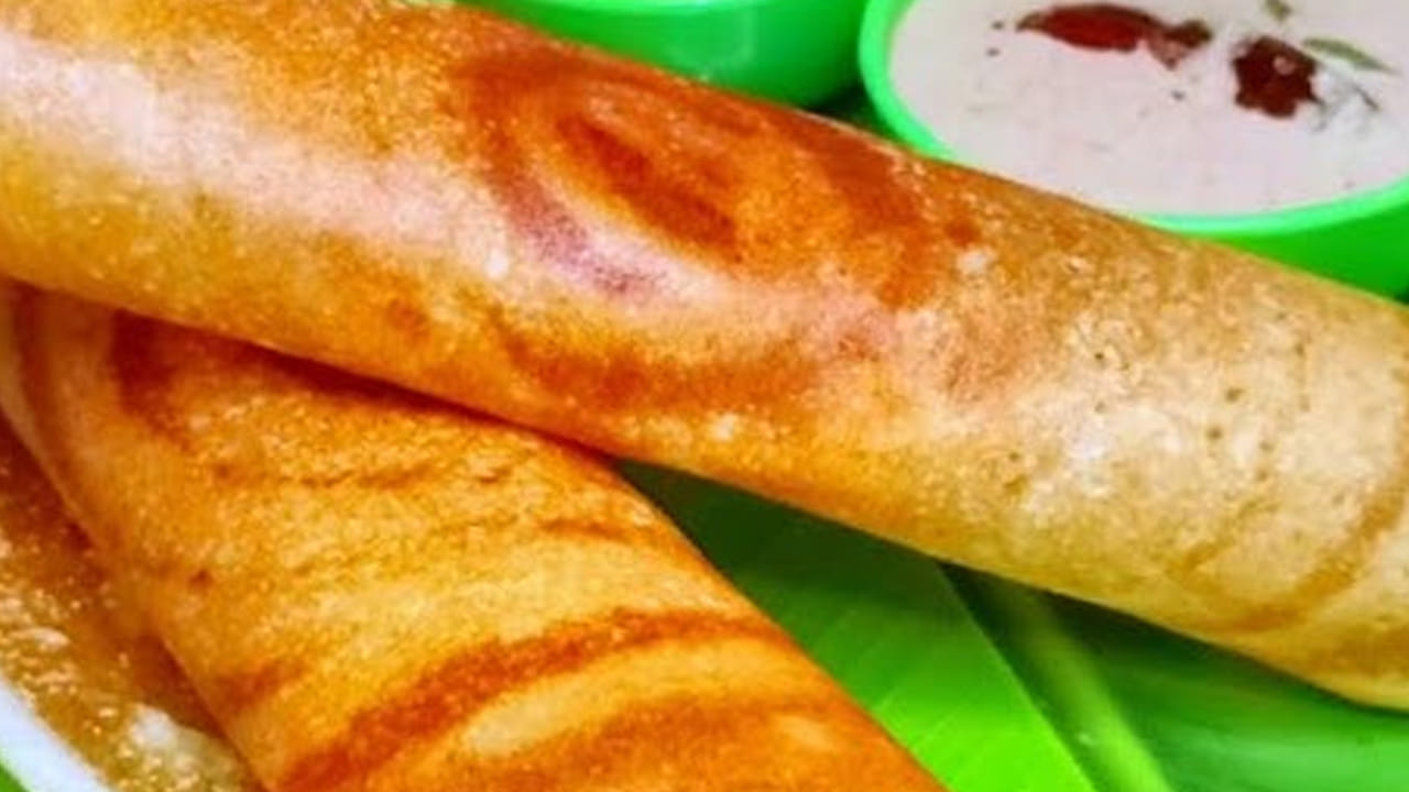 ఇప్పుడు స్టవ్ వెలిగించి పెనం పెట్టి, పెనం వేడిగా అయ్యాక తర్వాత నూనె లేదా నెయ్యి వేసి, ఒక గరిటెడు పిండిని వేసి పెనం మీద దోసలా పోయండి. రెండు వైపులా బాగా కాల్చి ఒక ప్లేట్ లోకి తీసుకోవాలి. ఇలా కాల్చిన అట్టును ఒక ప్లేట్లోకి తీసుకుని పక్కన పెట్టుకోవాలి.