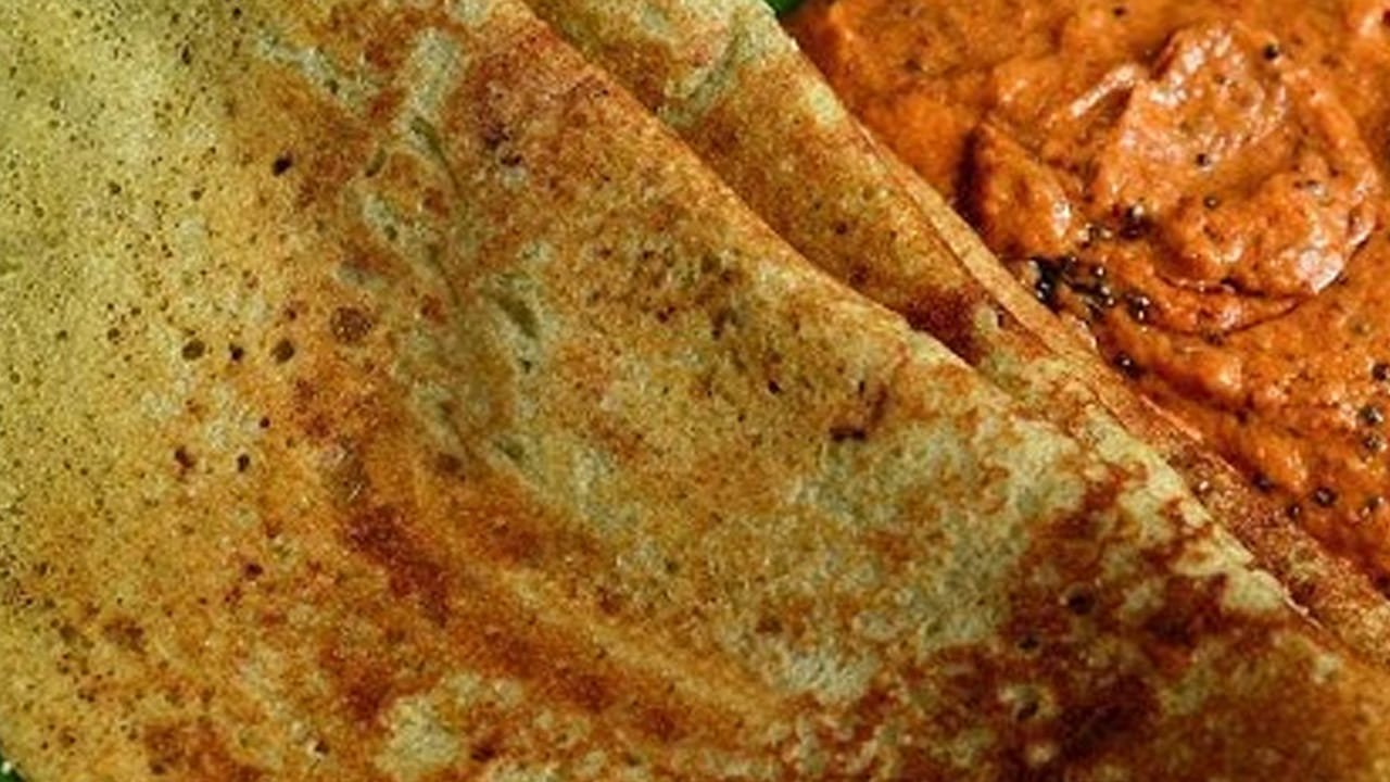 ఇక ఇప్పుడు కాల్చిన దోసను ఒక ప్లేట్ లోకి తీసుకుని పల్లీల చట్నీతో కానీ పండు మిర్చి చట్నీతో కానీ తింటే రుచి అదిరిపోతోంది. అంతే కాదు, ఇది జీర్ణక్రియ పనితీరును కూడా మెరుగుపరస్తుంది.కరివేపాకులో ఉండే పోషకాలు మనల్ని ఆరోగ్యంగా ఉంచుతాయి.
ఇంకా దీనిలో యాంటీ ఆక్సిడెంట్లు ఉంటాయి