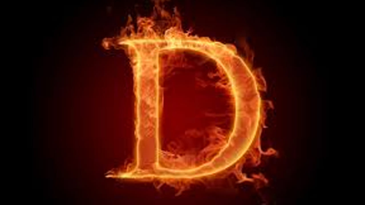 డి అక్షరం కలిగిన వారు అతిగా ఆలోచిస్తారు, స్వార్థపూరిత ఆలోచనలు(ఎవరిని ఎప్పుడు మోసం చేయాలి, లాభం ఏంటి) కలిగి ఉంటారు. సన్నిహితంగా ఉన్నా తక్కువ మంది మిత్రులే ఉంటారు. వీరు నమ్మశక్యం కాని వారు. ఉత్సాహం, శక్తి కలిగి ప్రాపంచిక విషయాలపై ఆసక్తి చూపుతారు. గౌరవానికి ప్రాముఖ్యతనిస్తారు కానీ చివరకు కోల్పోతారు. ప్రతి విషయంలోనూ హడావిడి ఎక్కువగా చేస్తారు.