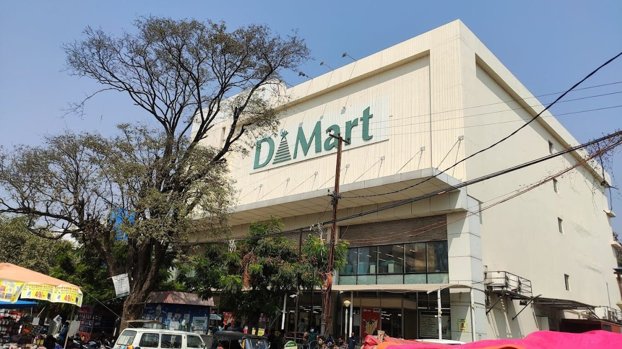 ప్లేస్‌మెంట్ విషయానికి వస్తే, డీ మార్ట్ ఒక వినూత్న వ్యూహాన్ని అనుసరిస్తుంది. నగరాల శివార్లలో లేదా జనసమ్మర్దం తక్కువగా ఉండే ప్రాంతాలలో చౌకగా లభించే స్థలాలను కొనుగోలు చేసి, అక్కడే తమ సొంత భవనాలను నిర్మిస్తుంది. దీనిని "ఓనర్ షిప్ స్ట్రాటజీ" అంటారు. దీనివల్ల భారీగా అద్దె ఖర్చులను ఆదా చేయగలుగుతారు. డీ మార్ట్ ప్రధానంగా మధ్యతరగతి ప్రజలను లక్ష్యంగా చేసుకుంటుంది. వారు దూరమైనా సరే, తక్కువ ధరల కోసం డీ మార్ట్ కి వెళ్ళడానికి ఆసక్తి చూపిస్తారు.