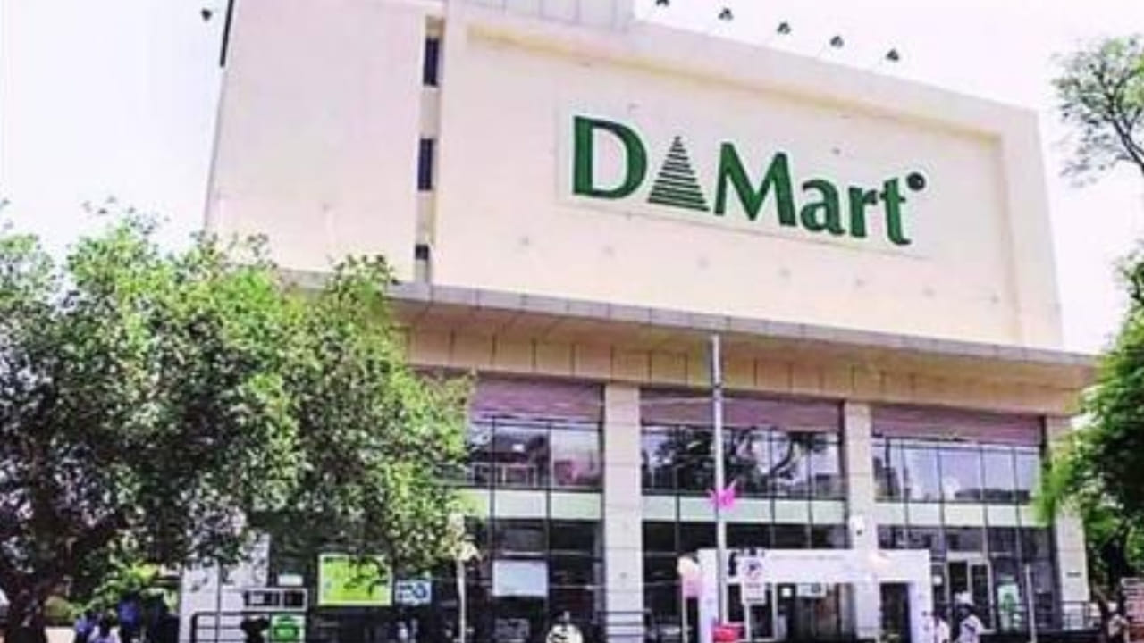  దీని వల్ల పెద్ద ఎత్తున అమ్మకాలు జరుగుతాయి (వాల్యూమ్ సేల్స్). భారీ వాల్యూమ్‌ను చూసి, సరఫరాదారులు డీ మార్ట్ కు మరింత తక్కువ ధరకు ఉత్పత్తులను విక్రయిస్తారు. ఈ విధంగా డీ మార్ట్ ఎప్పుడూ అత్యంత పోటీ ధరలను అందిస్తుంది. 