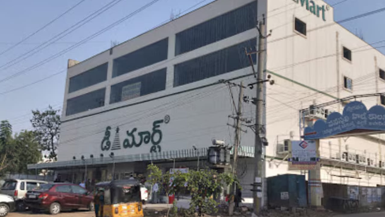 రిటైల్ వ్యాపార రంగంలో డీ-మార్ట్ సాధిస్తున్న అద్భుతమైన విజయం ఎందరో వ్యాపారవేత్తలకు, విద్యార్థులకు ఆదర్శంగా నిలుస్తోంది. రిలయన్స్, బిగ్ బజార్, మోర్, స్పెన్సర్స్ లాంటి రిటైల్ దిగ్గజాలున్నప్పటికీ, గత 20 ఏళ్లుగా డీ మార్ట్ వాటిని అధిగమించి తనదైన ముద్ర వేసుకుంది. ఈ విజయం వెనుక మార్కెటింగ్ మిక్స్‌లోని ప్రొడక్ట్, ప్రైస్, ప్లేస్‌మెంట్, ప్రమోషన్ అనే నాలుగు కీలక అంశాలపై పటిష్టమైన అమలు ఉంది.