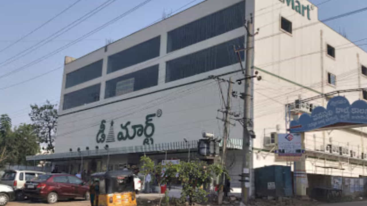 రిటైల్ వ్యాపార రంగంలో డీ-మార్ట్ సాధిస్తున్న అద్భుతమైన విజయం ఎందరో వ్యాపారవేత్తలకు, విద్యార్థులకు ఆదర్శంగా నిలుస్తోంది. రిలయన్స్, బిగ్ బజార్, మోర్, స్పెన్సర్స్ లాంటి రిటైల్ దిగ్గజాలున్నప్పటికీ, గత 20 ఏళ్లుగా డీ మార్ట్ వాటిని అధిగమించి తనదైన ముద్ర వేసుకుంది. ఈ విజయం వెనుక మార్కెటింగ్ మిక్స్లోని ప్రొడక్ట్, ప్రైస్, ప్లేస్మెంట్, ప్రమోషన్ అనే నాలుగు కీలక అంశాలపై పటిష్టమైన అమలు ఉంది.