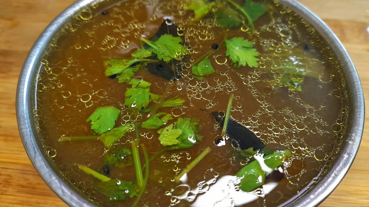 తయారీ విధానం : ఒక బౌల్ తీసుకొని అందులో చింత పండు రసం వేసి, కచ్చా పచ్చాగా పచ్చి మిర్చి, వెల్లుల్లి పాయలు దంచి అందులో వేయాలి. తర్వాత కరివేపాకు, ధనియాల పొడి, పసుపు, కొద్దిగా ఉప్పు, మిరియాల పొడి వేసి మంచిగా మరగబెట్టుకోవాలి.  బాగా మరిగిన తర్వాత దీనిని పక్కన పెట్టుకోవాలి.