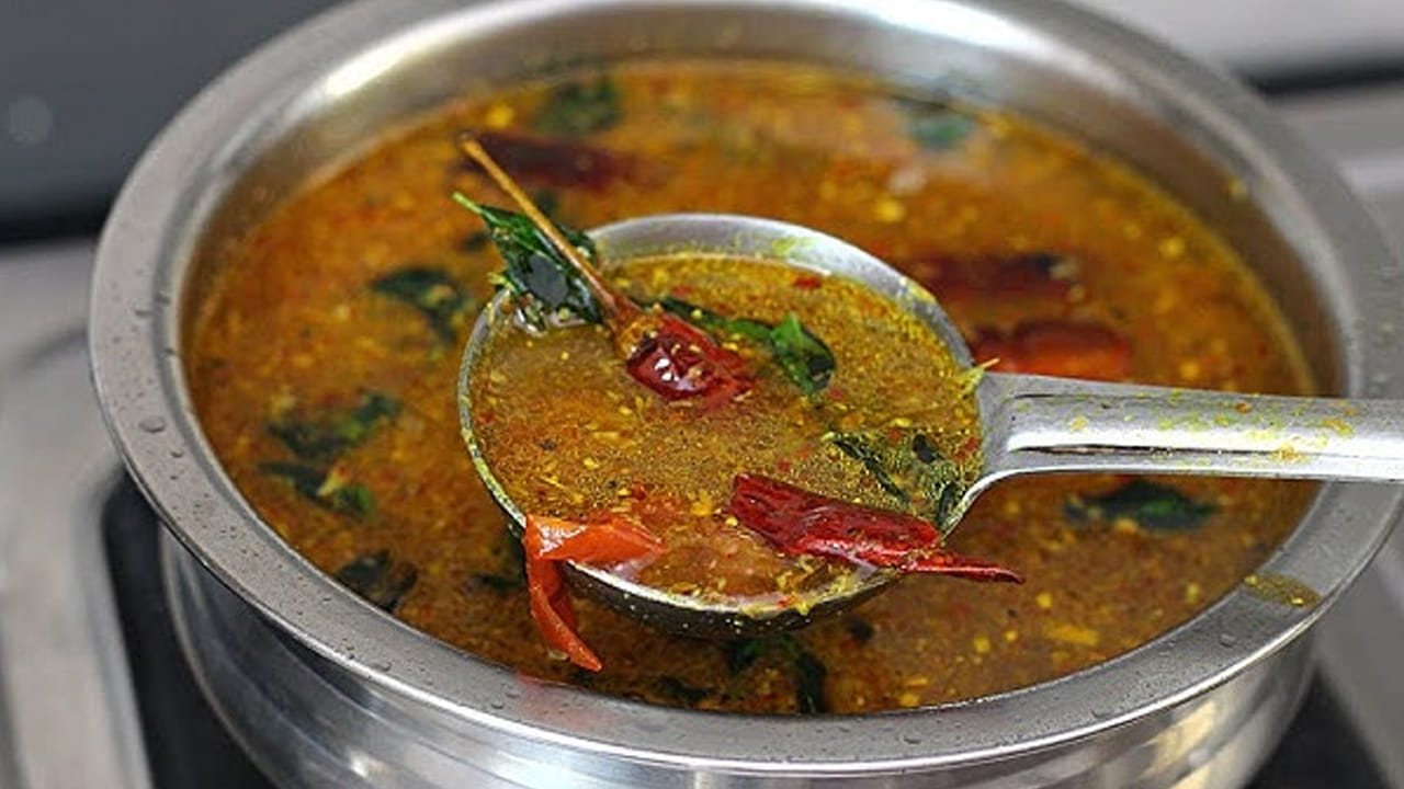 ఇది మంచిగా మరిగే సమయంలో కొద్దిగ బెల్లం, వేసి, మంచిగా మరో పదినిమిషాల పాటు మరగబెట్టుకోవాలి. తర్వాత కొత్తిమీర చల్లుకోవాలి. అంతే వేడి వేడి ధనియాల రసం రెడీ. 