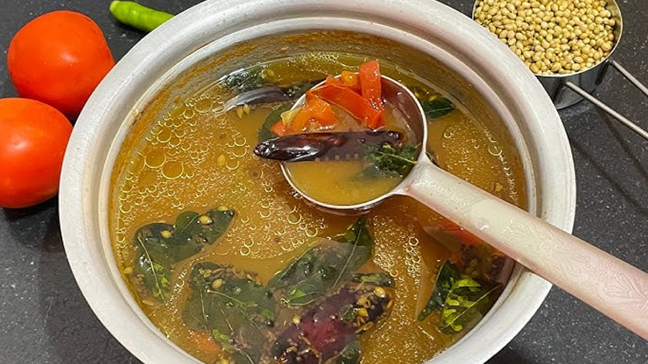 వేడి వేడి అన్నంలో రసం ఉంటే ఎంత బాగుంటుంది. మరీ ముఖ్యంగా కాస్త ఘాటుగా, టేస్టీగా రసం ఉంటే, గిన్నె మొత్తం ఖాళీ అవ్వాల్సిందే. అయితే చాలా రుచిగా రసం చేయాలి అనుకుంటే, తప్పకుండా ధనియాల రసం చేయాల్సిందేనంట. దీనిని ఇలా చేస్తే టేస్ట్ అదిరిపోతుంది అంటున్నారు. అది ఎలాగో ఇప్పుడు చూద్దాం.