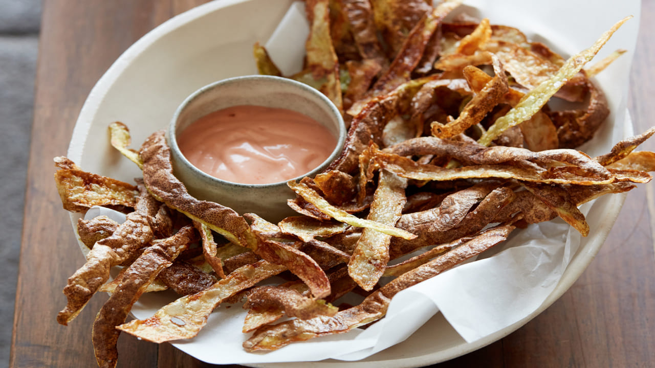 అయితే ఆలుగడ్డలను పూర్తిగా మానేయాల్సిన అవసరం లేదు. వాటిని తక్కువ నూనెతో వండటం లేదా బాయిల్ చేసి తినడం ఆరోగ్యానికి మంచిది. అలాగే ఫ్రైడ్ ఫుడ్స్‌ను అప్పుడప్పుడు మాత్రమే తీసుకోవాలని నిపుణులు సూచిస్తున్నారు. మొత్తానికి, డీప్ ఫ్రైడ్ ఆలుగడ్డలు రుచికరమైనవైనా వాటిని తరచుగా తినడం ఆరోగ్యానికి హానికరమవుతుంది. కాబట్టి సమతుల్య ఆహారం తీసుకుంటూ, నూనెతో వేయించిన పదార్థాలను తగ్గించడం ఆరోగ్యాన్ని కాపాడుకోవడానికి అవసరం.