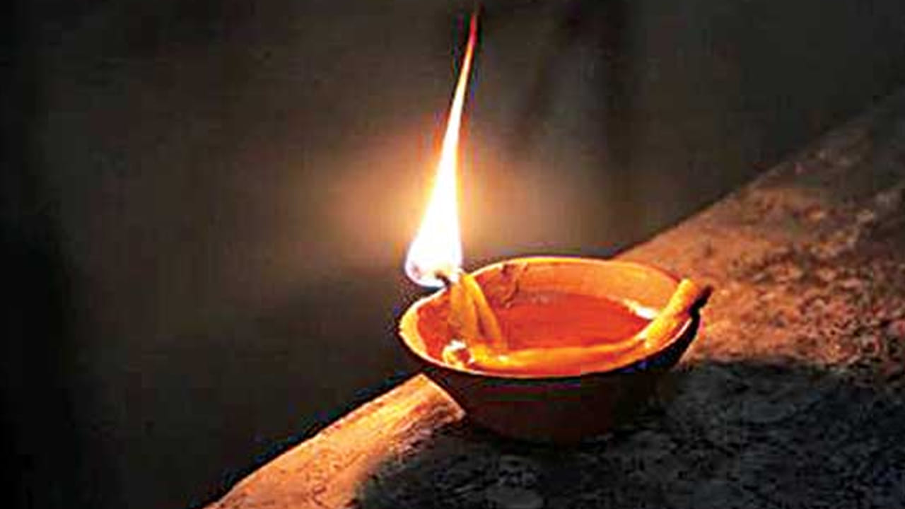 ఎన్ని వత్తులతో దీపం వెలిగించాలి? అందులో ఉన్న ఆంతర్యం ఏమిటి?