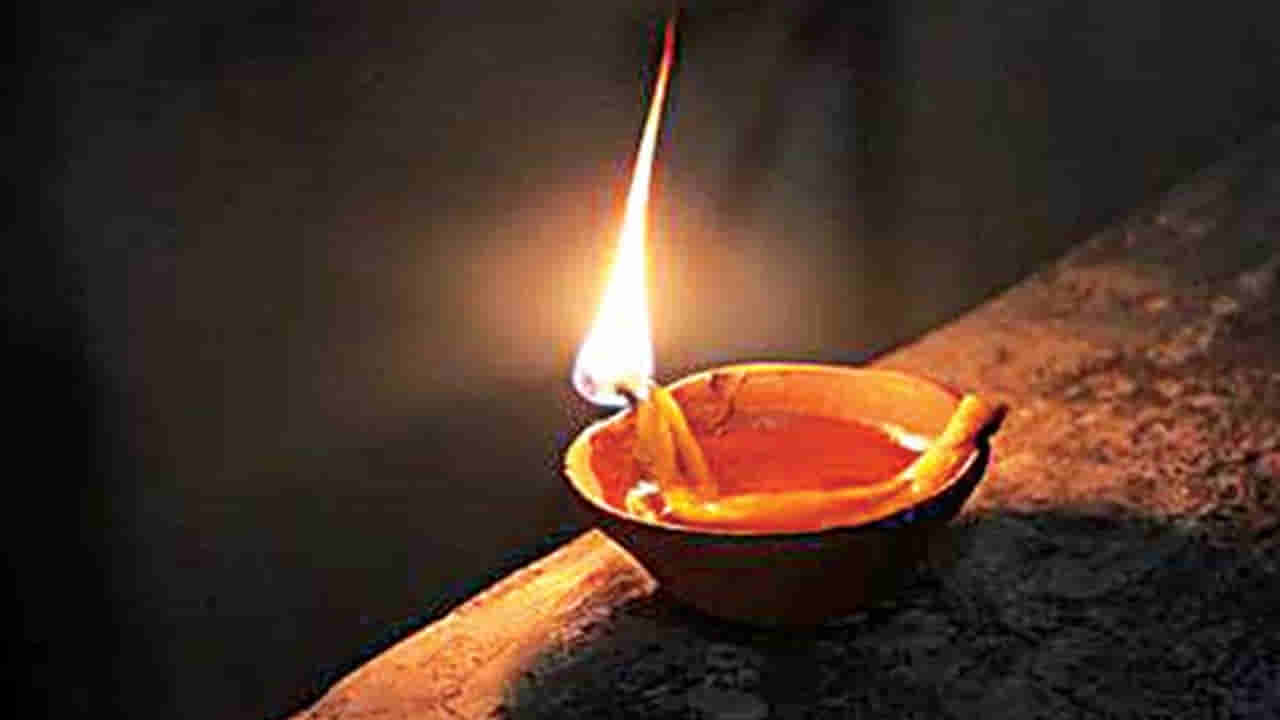 ఎన్ని వత్తులతో దీపం వెలిగించాలి? అందులో ఉన్న ఆంతర్యం ఏమిటి?