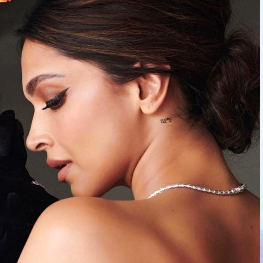   ఆమె మెడపై ’82°E’ అనే టాటూ ఉంది. దీంతో ’82°E అంటే ఏమిటీ ? అని ఆరాలు తీస్తున్నారు నెటిజన్స్. ’82°E అంటే దీపికా మొదలుపెట్టిన స్క్రీన్ కేర్ బ్రాండ్. ఆ మధ్య ఆమె జిగర్ షా అనే స్క్రీన్ కేర్ బ్రాండ్ స్థాపించిన సంగతి తెలిసిందే. 2022 నవంబర్ నుంచి ఈ బ్రాండ్ నుంచి చర్మ సంరక్షణ ఉత్పత్తులు మార్కెట్లోకి రావడం ప్రారంభించాయి. అలా తన సొంత బ్రాండ్ ను దీపికా మెడపై టాటూల వేసుకోవడం చూసి ఫ్యాన్స్ ఆశ్చర్యపోతున్నారు.