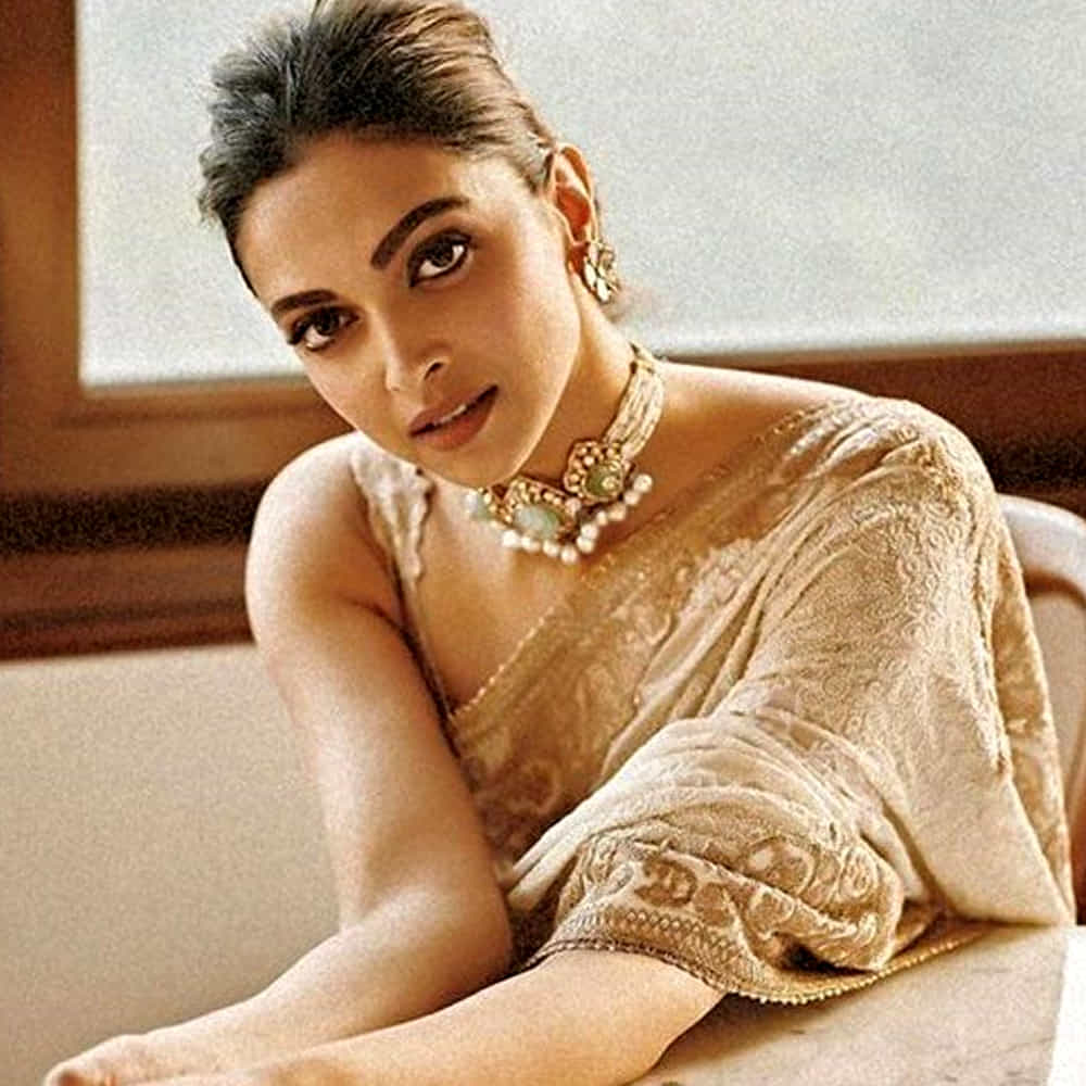 కాగా దీపికా సంబంధించిన ఫోటోస్ సోషల్ మీడియాలో తెగ వైరలవుతున్నాయి. అయితే దీపికా మెడపై ఉన్న టాటూ స్పెషల్ అట్రాక్షన్ అయ్యింది. దాని అర్ధం ఏంటా అని చాలా మంది ఆరా తీస్తున్నారు. ఓల్డ్ టాటూ అయినప్పటికీ ఇప్పుడు మరోసారి దాని గురించి నెటిజన్ చర్చించుకుంటున్నారు.