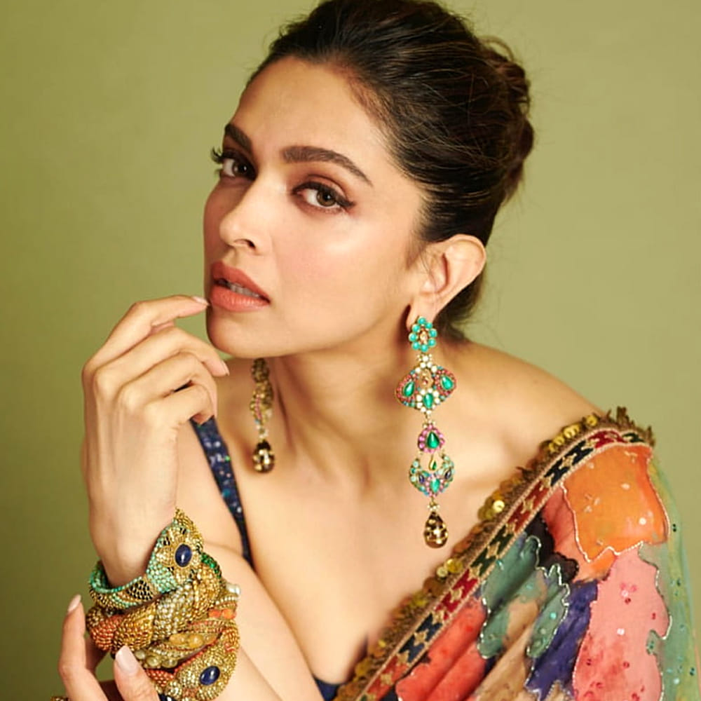 బాలీవుడ్ హీరో రణవీర్ సింగ్ ను దీపికా పెళ్లి చేసుకున్న విషయం తెలిసిందే. ఈ జంటకు ఓ కూతురు కూడా ఉంది. పెళ్లి తర్వాత కూడా దీపికా సినిమాలు చేసి ఆకట్టుకుంది. ఇక గర్భం దాల్చిన సమయంలోనూ ఆమె సినిమాలు చేసింది. ప్రభాస్ నాటింషన్ కల్కి సినిమాలో నటించింది దీపికా.