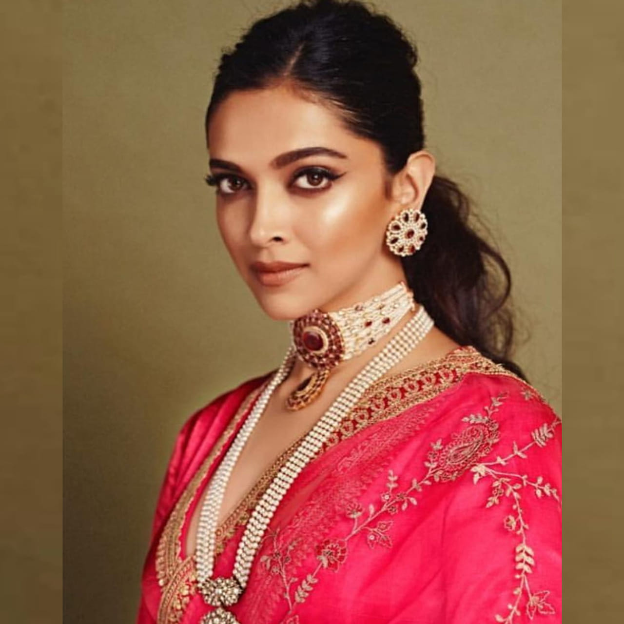 బాలీవుడ్ బ్యూటీ దీపికా పదుకొణెకు ఉన్న క్రేజ్ గురించి చెప్పక్కర్లేదు. పాన్ ఇండియాల్లో కాదు..  ప్రపంచవ్యాప్తంగా ఈ ముద్దుగుమ్మకు ఫాలోయింగ్ భారీగానే ఉంది. హిందీలో ఎన్నో సూపర్ హిట్ సినిమాల్లో నటించి మెప్పించింది దీపికా ప్రస్తుతం ఈ అమ్మడు సినిమాల స్పీడ్ తగ్గించింది.