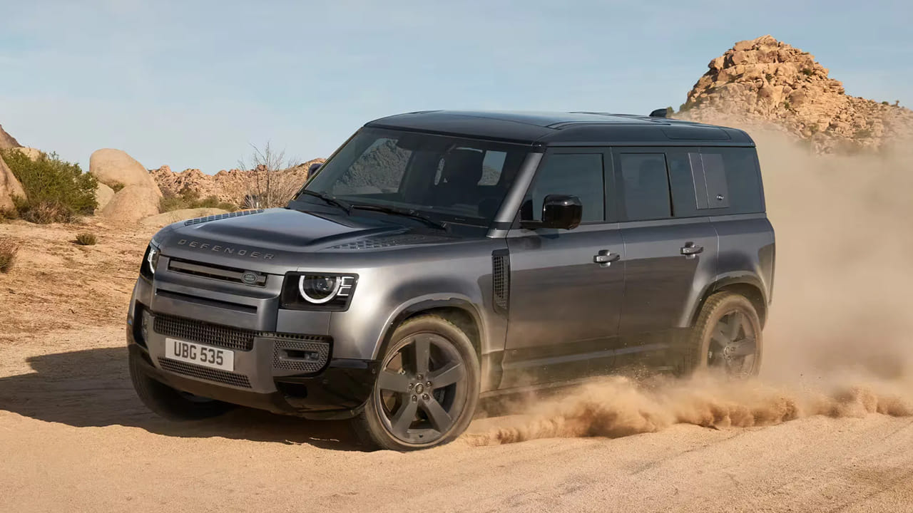 లగ్జరీ SUVల ప్రపంచంలో ల్యాండ్ రోవర్ డిఫెండర్ అత్యంత ప్రజాదరణ పొందిన మోడళ్లలో ఒకటి. బలమైన నిర్మాణం, ఆఫ్-రోడ్ సామర్థ్యం, ప్రీమియం డిజైన్ కారణంగా ఈ వాహనం చాలా మంది కార్ లవర్స్ డ్రీమ్కార్గా మారింది. అయితే ఈ SUVను కొనుగోలు చేయాలంటే దాని ధర మాత్రమే కాకుండా మొత్తం ఆర్థిక లెక్కలను కూడా ముందుగా అర్థం చేసుకోవాలని నిపుణులు సూచిస్తున్నారు. భారతదేశంలో డిఫెండర్ ఎక్స్-షోరూమ్ ధర దాదాపు రూ.97 లక్షల నుంచి రూ.2.30 కోట్ల వరకు ఉంటుంది. ఇందులో అత్యంత ప్రజాదరణ పొందిన డిఫెండర్ 110 మోడల్ ఆన్-రోడ్ ధర సాధారణంగా రూ.1.15 కోట్ల నుంచి రూ.1.25 కోట్ల మధ్య ఉంటుంది. ఆర్థిక నిపుణుల అభిప్రాయం ప్రకారం.. ఒక లగ్జరీ కారు ధర వ్యక్తి వార్షిక ఆదాయంలో 50 శాతం కంటే ఎక్కువ కాకూడదు.