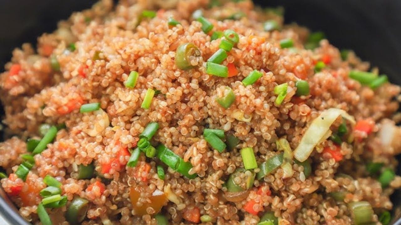 కీనోవా రైస్ కేవలం రక్తంలో చక్కెర నియంత్రణకు మాత్రమే కాదు, అనేక ఇతర ప్రయోజనాలను కూడా అందిస్తుంది. ఇందులో క్యాల్షియం, ఐరన్ వంటి ముఖ్యమైన మినరల్స్ పుష్కలంగా ఉంటాయి. ఇది మిగిలిన ధాన్యాలతో పోలిస్తే చప్పదనం లేకుండా రుచికరంగా ఉంటుంది. ప్రస్తుతం, తెలుగు రాష్ట్రాల్లో కీనోవా సాగు పెరగడం వల్ల దీని ధర కూడా అందుబాటులోకి వస్తుంది.