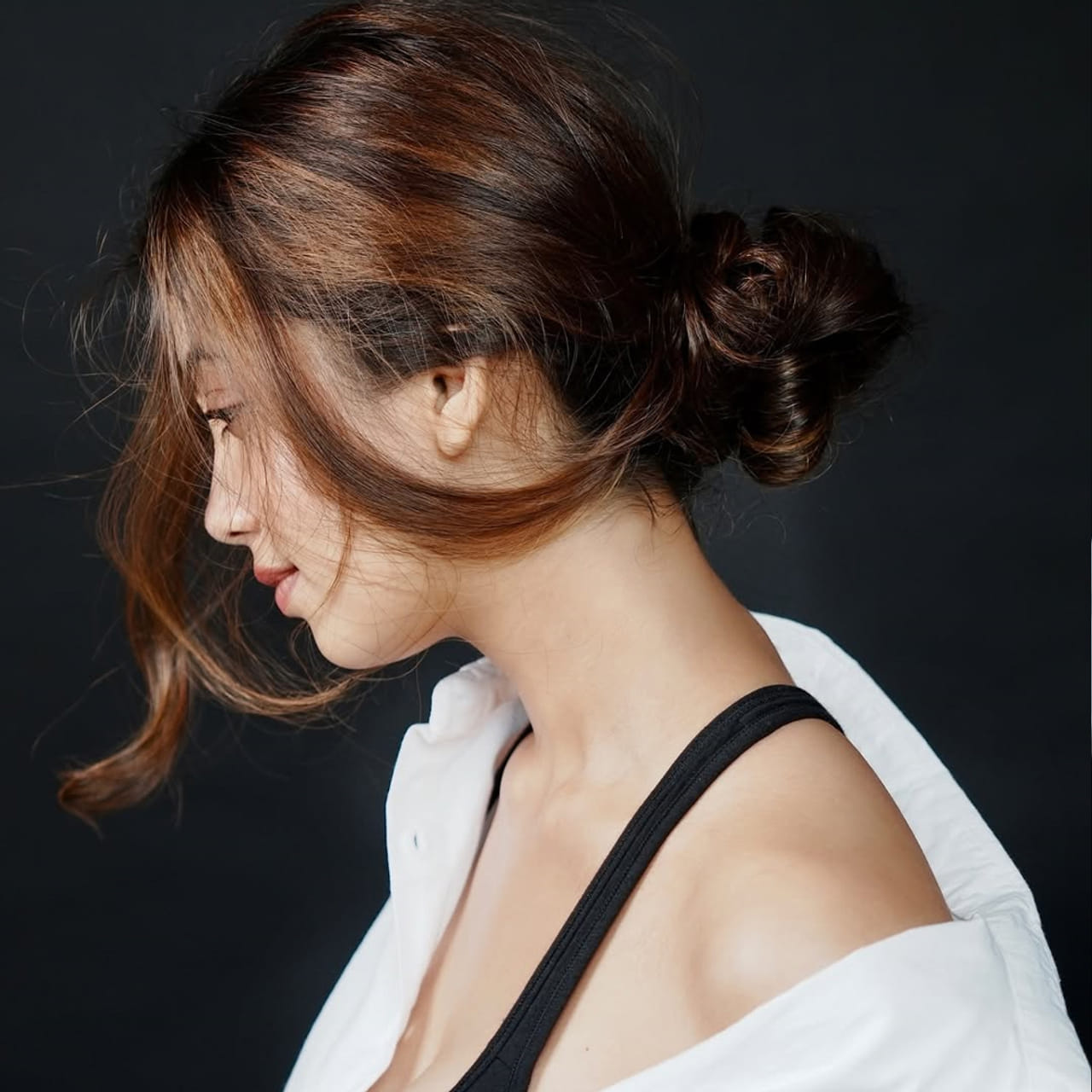 పైన ఫోటోలో కనిపిస్తున్న హీరోయిన్ ఎవరో గుర్తుపట్టారా.. ? తెలుగులో ఆమె క్రేజీ హీరోయిన్. తక్కువ సమయంలోనే అందం, అభినయంతో కట్టిపడేసింది. తెలుగులో దాదాపు 4 సినిమాల్లో నటించింది. కానీ ఆ చిత్రాలన్ని అట్టర్ ప్లా్ప్ అయ్యాయి. దీంతో కనిపించకుండా పోయింది. 