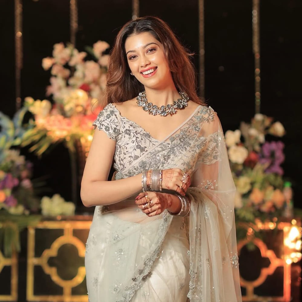 1997లో అక్టోబర్ 15న జన్మించిన  దిగంగన సూర్య వంశీ... తెలుగు, హిందీ భాషలలో తనదైన ముద్ర వేసింది. ఇప్పుడు తెలుగు సినిమాలకు దూరంగా ఉంటున్న ఈ ముద్దుగుమ్మ.. సోషల్ మీడియాలో మాత్రం చాలా యాక్టివ్ గా ఉంటుంది. 