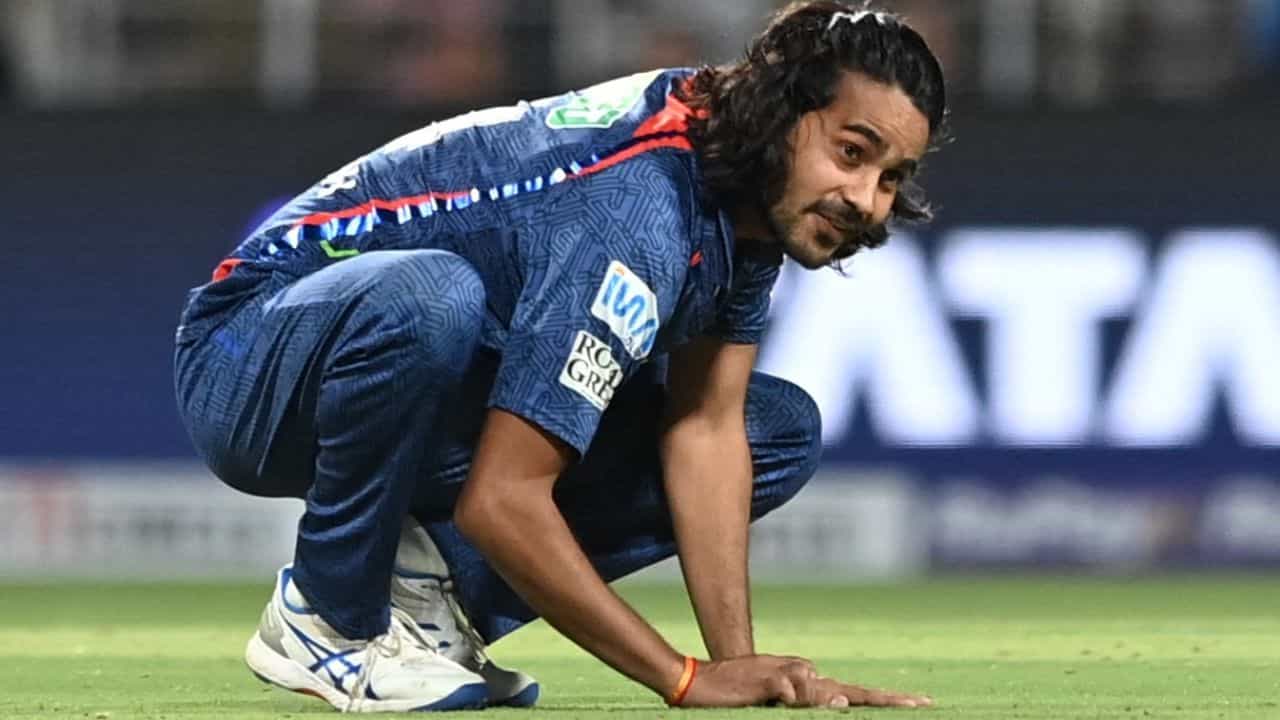 దిగ్వేశ్ రాఠీ ఇప్పటికే నిబంధనల ఉల్లంఘన కారణంగా భారీ మూల్యాన్ని చెల్లించుకున్నాడు. గతంలో ఒకే సీజన్లో మూడుసార్లు నిబంధనలు అతిక్రమించినందుకు తొలుత 25 శాతం, ఆ తర్వాత రెండుసార్లు 50 శాతం చొప్పున మ్యాచ్ ఫీజులో కోత విధించారు. ఐపీఎల్ నిబంధనల ప్రకారం రాఠీ ఖాతాలో ప్రస్తుతం ఒక డీమెరిట్ పాయింట్ ఉంది.