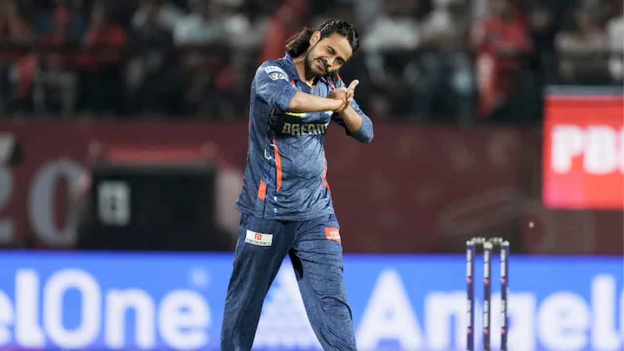 కేవలం ఐపీఎల్లోనే కాకుండా, దేశవాళీ క్రికెట్లో కూడా రాఠీ తన 'నోట్బుక్' సెలబ్రేషన్స్ను కొనసాగించి వివాదాలకు కేంద్రబిందువు అయ్యాడు. అంపైర్లు దీనిని బ్యాటర్లను రెచ్చగొట్టే చర్యగా పరిగణిస్తున్నప్పటికీ, రాఠీ మాత్రం ఇది తన సిగ్నేచర్ స్టైల్ అని సమర్థించుకుంటున్నాడు. ఈ సీజన్లో అంపైర్లు రాఠీ ప్రవర్తనను ఎంతవరకు అనుమతిస్తారో చూడాలి.