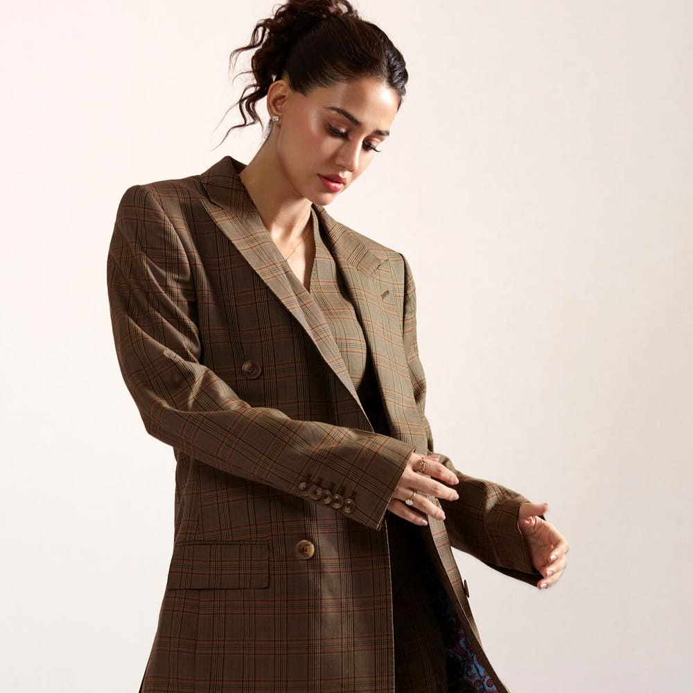 ఇక ప్రభాస్ హీరోగా నటించిన కల్కి సినిమాలోనూ నటించింది ఈ చిన్నది. కల్కి సినిమా ఏకంగా రూ. 1000 కోట్లకు పైగా వసూల్ చేసిన విషయం తెలిసిందే. అలాగే చివరిగా కంగువ సినిమాలోనూ మెరిసింది. ఈ సినిమా డిజాస్టర్ అయ్యింది. ఇక ఈ భామ సోషల్ మీడియాలో పోస్ట్ చేసే హాట్ ఫోటోలకు విపరీతమైన క్రేజ్ ఉంటుంది.