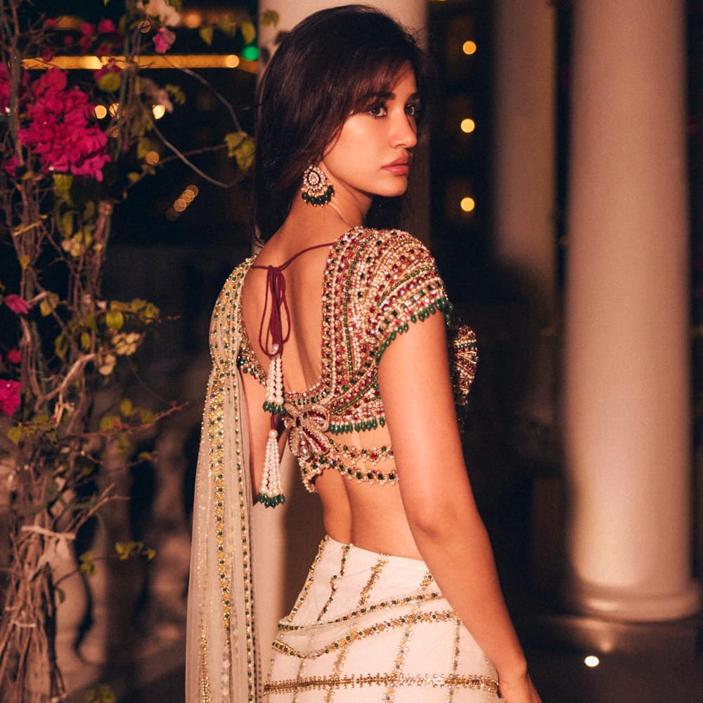 ఆమె ఎవరో కాదు దిశా పటాని. ఈ హాట్ బ్యూటీ గురించి ప్రత్యేకంగా పరిచయం చేయాల్సిన అవసరం లేదు. ఈ బాలీవుడ్ భామ తెలుగులో లోఫర్ అనే సినిమాతో పరిచయం అయ్యింది. పూరిజగన్నాథ్ దర్శకత్వంలో వచ్చిన ఈ సినిమా ఆశించిన స్థాయిలో ప్రేక్షకులను ఆకట్టుకోలేకపోయింది. ఆతర్వాత బాలీవుడ్ కు చెక్కేసింది అక్కడ వరుసగా సినిమాలు చేసింది ఈ బ్యూటీ.. కానీ ఆ సినిమాలు అంతగా ప్రేక్షకులను ఆకట్టుకోలేకపోయింది.