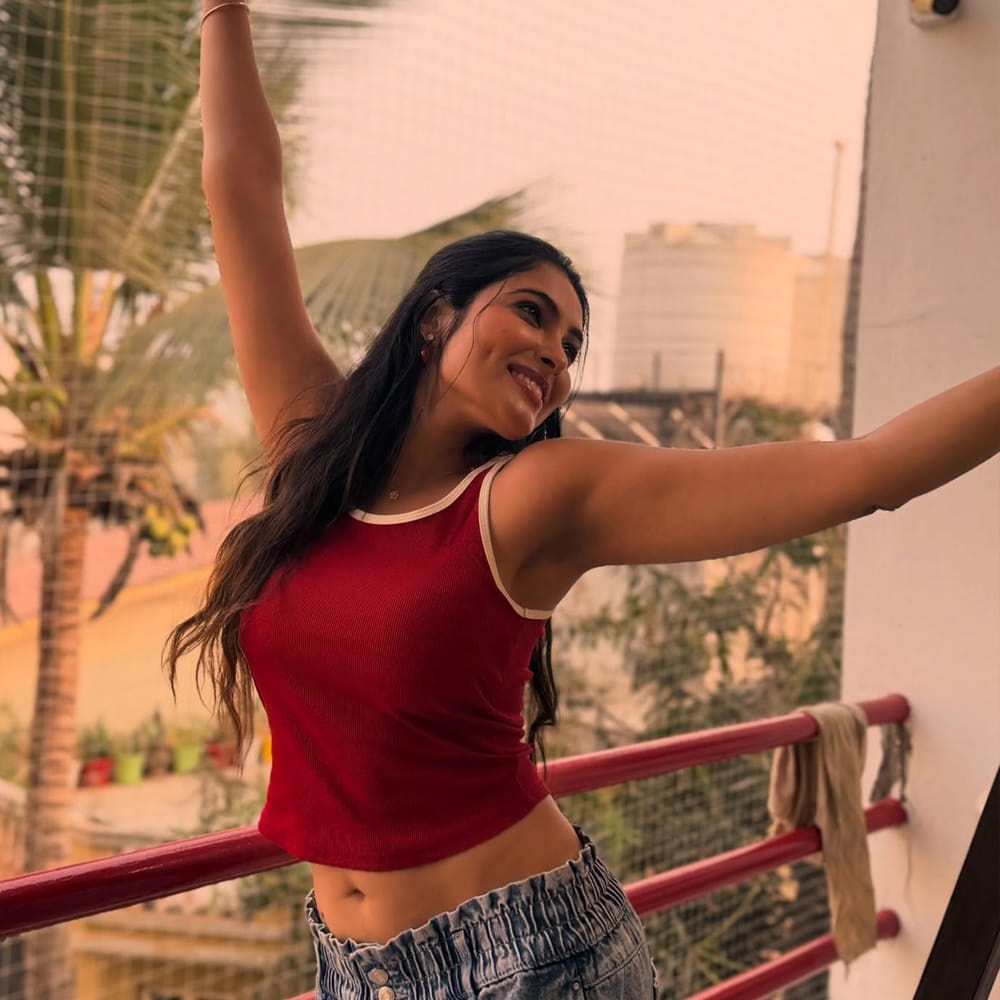 దివి ప్రధాన పాత్రల్లో ఒకటి రెండు సినిమాల్లో నటించింది అలాగే స్టార్ హీరోల సినిమాల్లోనూ కనిపించి మెప్పించింది. ఈ క్రమంలోనే అల్లు అర్జున్ నటించిన పుష్ప 2 సినిమాలోనూ ఓ చిన్న పాత్రలో కనిపించింది. అయితే తాజాగా పుష్ప 2 సినిమా గురించి దివి చేసిన కామెంట్స్ ఇప్పుడు సోషల్ మీడియాలో వైరల్ గా మారాయి. 