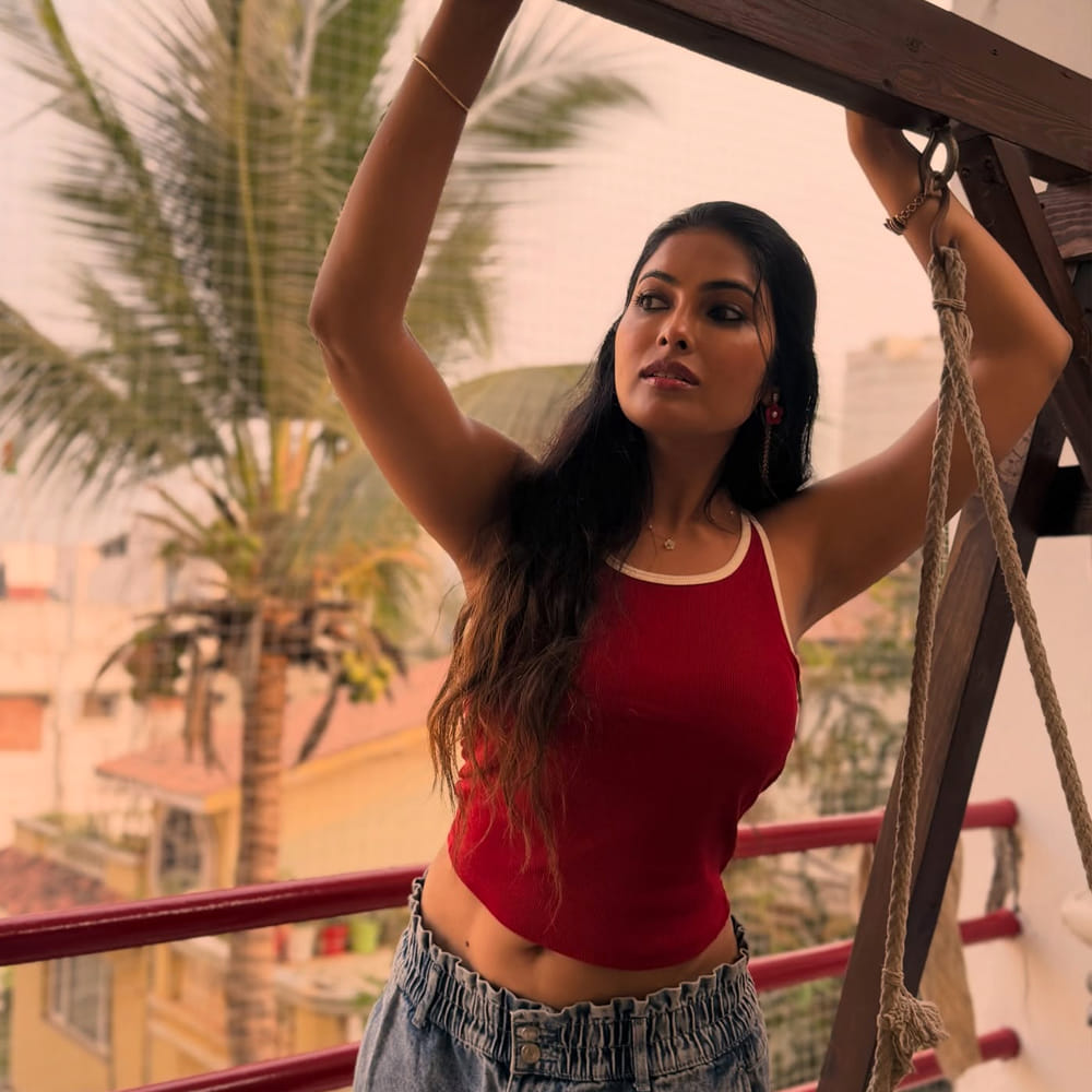 పుష్ప 2 సినిమాలో నా క్యారెక్టర్ చాలా పెద్దగా ఉంటుందని చెప్పారు. మొదటి టీజర్ అప్పుడు కూడా నా క్యారెక్టర్ పైనే టీజర్ కట్ చేశారు.. దాంతో సినిమాలో నా రోల్ చాలా పెద్దగా, ఎక్కువ సేపు ఉంటుందని అనుకున్నా కానీ రిలీజ్ తర్వాత చూసి షాక్ అయ్యా.. సినిమా రిలీజ్ టైం కు మనం అనుకున్నవన్నీ జరగలేదు. 