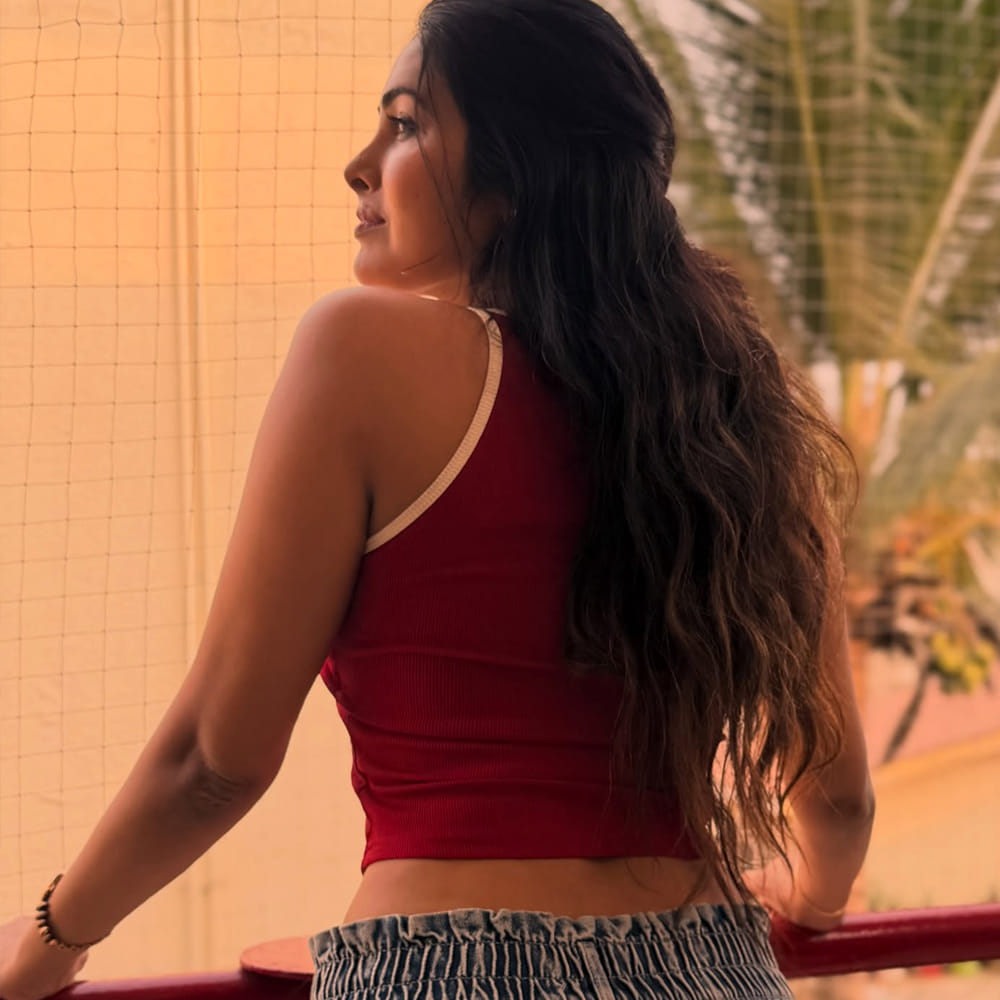 ఆతర్వాత ఒకటి రెండు సినిమాల్లో మెరిసింది. ఆతర్వాత ఈ బ్యూటీ బిగ్ బాస్ రియాలిటీ గేమ్ షోలో ఛాన్స్ అందుకుంది. ఈ గేమ్ షోలో తన ఆటతో ప్రేక్షకులను కట్టిపడేసింది. బిగ్ బాస్ తర్వాత ఈ బ్యూటీ వరుస సినిమాలతో బిజీ అవుతుందని అనుకుకున్నప్పటికీ అలా జరగలేదు. 