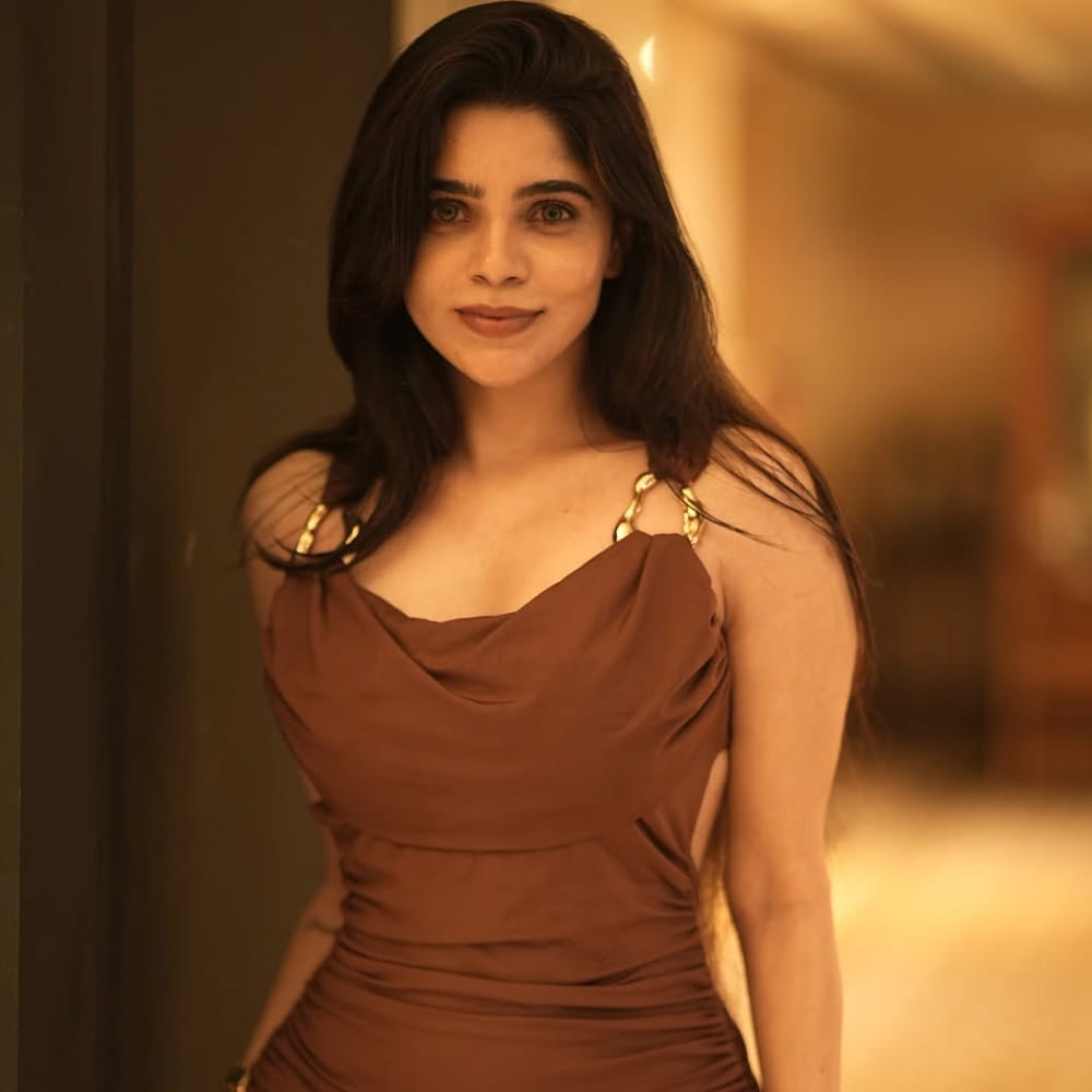 సహనటుడు సుధీర్‌తో కలిసి "గోట్" సినిమాలో నటించిన అనుభవం చాలా సరదాగా ఉందని దివ్య భారతి పంచుకున్నారు. సినిమా మొత్తం కామెడీగా ఉండటంతో, సెట్స్‌లో వాతావరణం ఆహ్లాదకరంగా ఉండేదని ఆమె తెలిపారు. ప్రారంభంలో భాష తెలియకపోయినా, యూనిట్ సభ్యులు తనకు ఎప్పుడూ కొత్త పరిశ్రమలో ఉన్న భావన కలిగించలేదని ఆమె ప్రశంసించారు. షూటింగ్ ఎక్కువగా హైదరాబాద్‌తో పాటు ఒక గ్రామంలో జరిగిందని, అక్కడి కారం ఎక్కువగా ఉన్న ఆహారం, విభిన్న సంస్కృతులు తనకు కొత్త అనుభూతిని కలిగించాయని చెప్పారు.