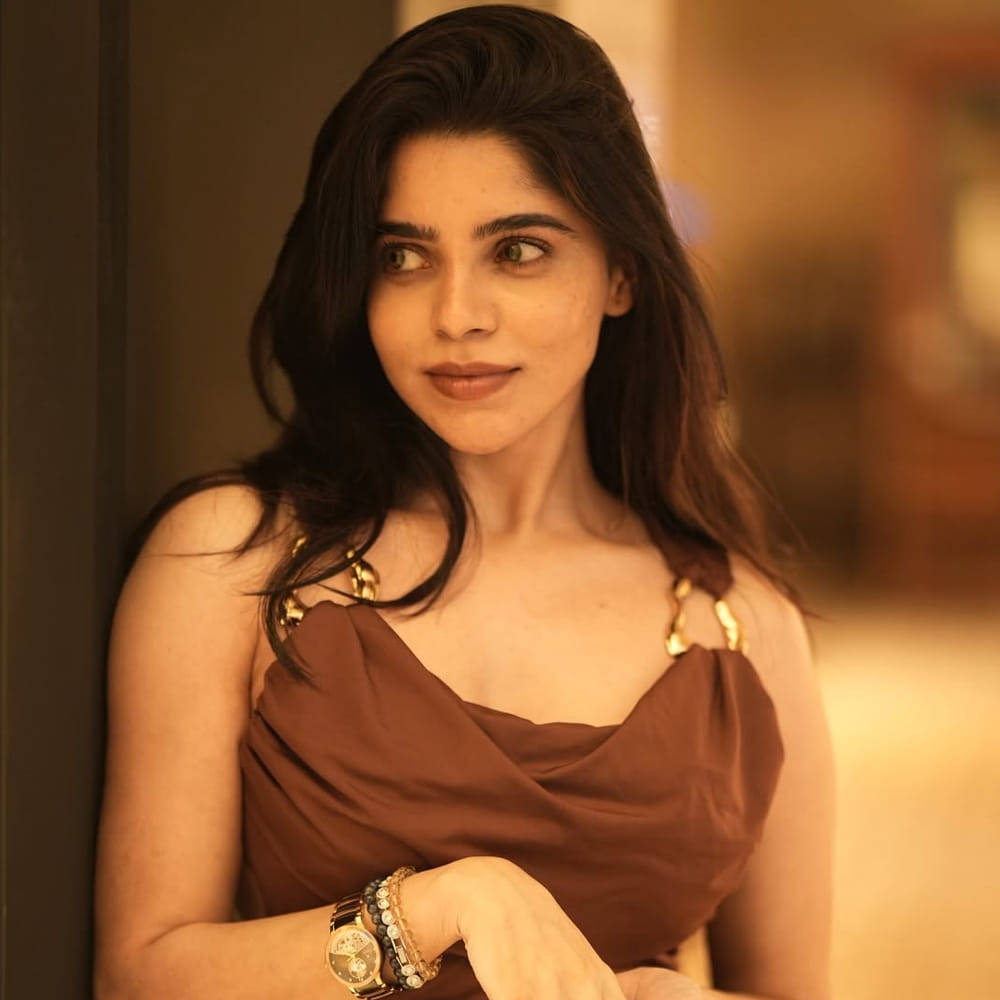  ఒక్క సినిమాతోనే ఓవర్ నైట్ స్టార్ అయిపోయింది హీరోయిన్ దివ్య భారతి. బ్యాచిలర్ సినిమాతో కథానాయికగా  పరిచయమైన ఈ ముద్దుగుమ్మ.. ఇప్పుడు తెలుగు, తమిళంలో వరుస సినిమాలతో అలరిస్తుంది. ప్రస్తుతం తెలుగులో సుడిగాలి సుధీర్ సరసన గోట్ చిత్రంలో నటిస్తుంది. ఈ క్రమంలో తన కెరీర్ గురించి ఆసక్తికర విషయాలు పంచుకుంది. "అడియే" వంటి పాటలు భాషతో సంబంధం లేకుండా దేశవ్యాప్తంగానే కాకుండా ఇతర దేశాల ప్రేక్షకులను కూడా ఎంతగానో ఆకట్టుకున్నాయని, ఇది ఊహించని విజయమని దివ్య భారతి తెలిపారు.