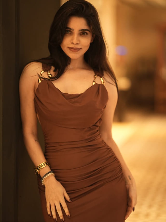 ఏం అమ్మాయి రా బాబు.. నీలి కళ్లతో మాయ.. కుర్రాళ్లకు పిచ్చెక్కించేసింది