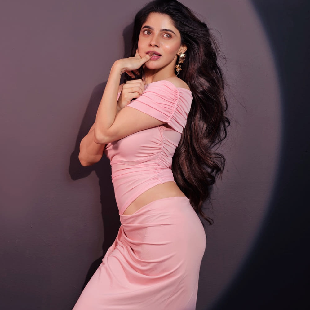 తమిళ్ సినిమా బ్యాచిలర్ మూవీతో సినిమా ఇండస్ట్రీకి పరిచయం అయ్యింది ముద్దుగుమ్మ దివ్య భారతి.. ఈ సినిమాలో బోల్డ్ పాత్రలో కనిపించి ఆకట్టుకుంది. ముఖ్యంగా రొమాంటిక్ సీన్స్ లో రెచ్చిపోయి నటించింది ఈ సుందరి. దాంతో ఈ బ్యూటీకి కుర్రాళ్ళు ఫిదా అయ్యారు.