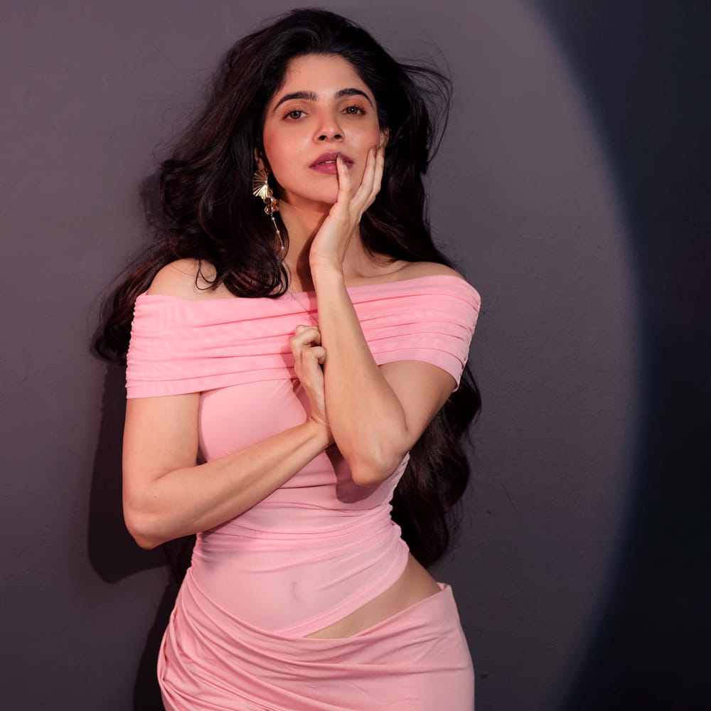 ఆతర్వాత ఈ అమ్మడు వరుస సినిమాలతో బిజీ అవుతుందని అంతా అనుకున్నారు. కానీ అలా జరగలేదు. చాలా గ్యాప్ తర్వాత జీవి ప్రకాష్ తో కలిసి కింగ్ స్టన్ అనే సినిమా చేసింది. కానీ ఈ సినిమా ప్రేక్షకులను మెప్పించలేకపోయింది. ఇక ఇప్పుడు తెలుగులో సినిమాలు చేస్తుంది ఈ అందాల తార.