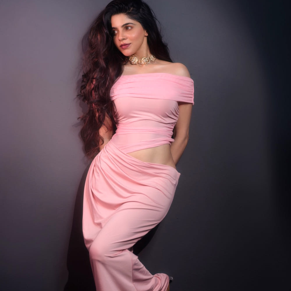 సుడిగాలి సుధీర్ హీరోగా నటిస్తున్న గోట్ సినిమాలో హీరోయిన్ గా చేస్తుంది. కానీ ఈ సినిమా విడుదలకు మాత్రం నోచుకోవడం లేదు.. ఎప్పటినుంచో ఈ సినిమా షూటింగ్ జరుగుతూ ఉంది. త్వరలోనే ఈ సినిమా రిలీజ్ అవుతుందని అంటున్నారు.