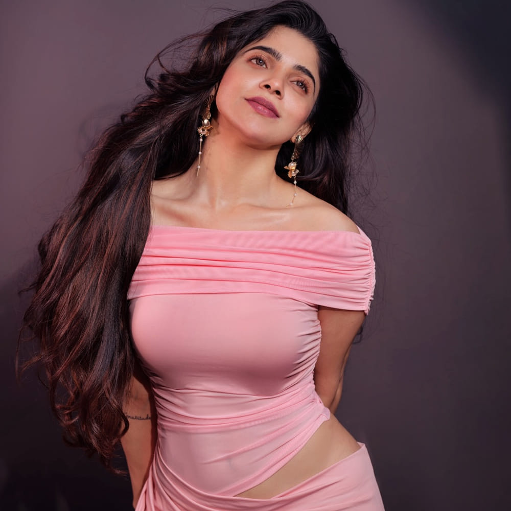 ఇదిలా ఉంటే సోషల్ మీడియాలో దివ్యభారతి ఫాలోయింగ్ గురించి ప్రత్యేకంగా చెప్పాల్సిన అవసరం లేదు. గ్లామరస్ ఫొటోలతో నెటిజన్స్ ను ఉక్కిరిబిక్కిరి చేస్తుంది దివ్య భారతి. తాజాగా ఈ అమ్మడు వదిలిన ఫోటోలు కుర్రాళ్లకు నిద్రపట్టకుండా చేస్తున్నాయి.