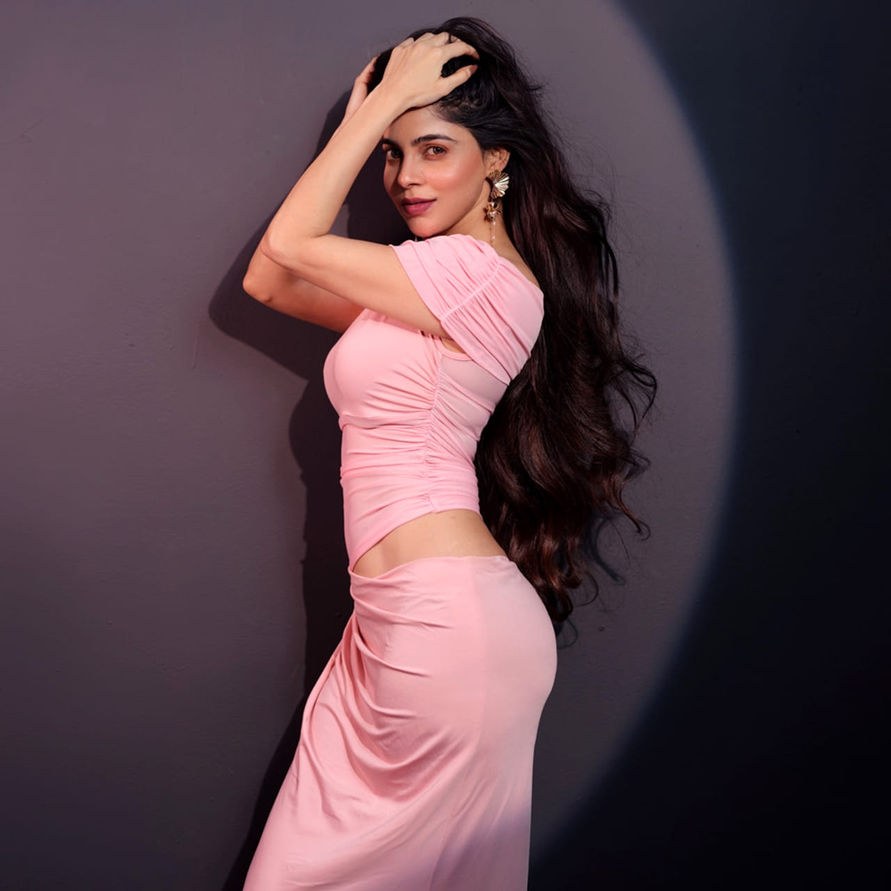 ఒకే ఒక్క సినిమాతో ఓవర్ నైట్ లో స్టార్స్ గా మారిన హీరోయిన్స్ చాలా మంది ఉన్నారు. తమ అందంతో కుర్రకారుకు కిర్రెక్కించి.. డ్రీమ్ గర్ల్ అనే ట్యాగ్ ను సొంతం చేసుకున్న వారిలో దివ్య భారతి ఒకరు. ఈ బ్యూటీ గురించి ప్రత్యేకంగా చెప్పాల్సిన అవసరం లేదు.